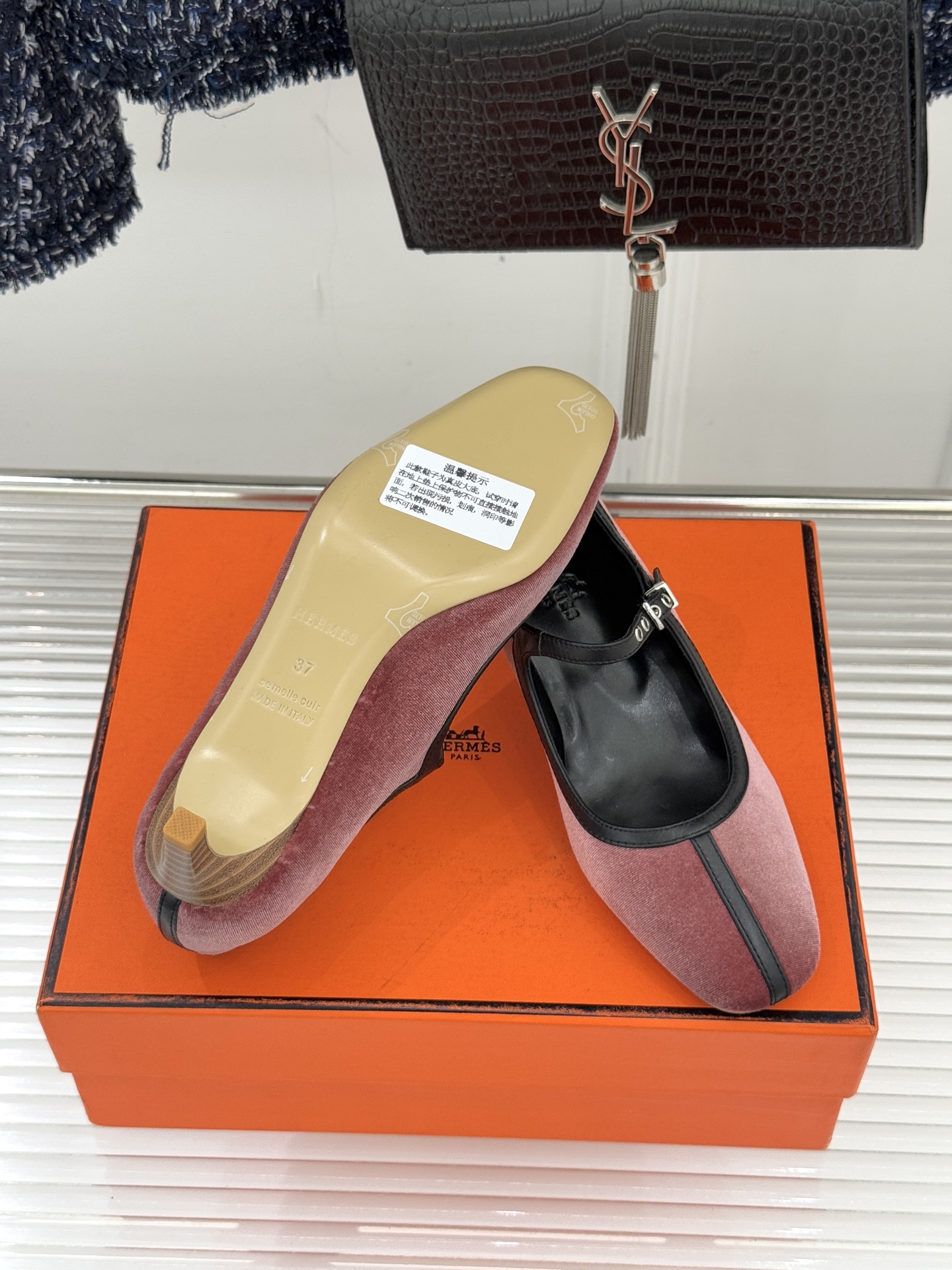 Hermès/爱马仕经典复古玛丽珍鞋今年夏天H家的凉鞋成功在时尚圈杀疯了入手之后我只想说 这钱花得太值！