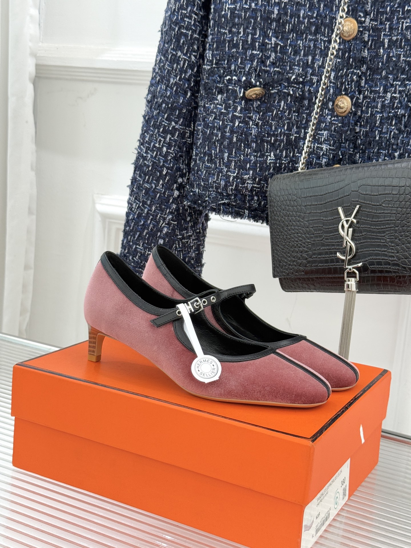 Hermès/爱马仕经典复古玛丽珍鞋今年夏天H家的凉鞋成功在时尚圈杀疯了入手之后我只想说 这钱花得太值！