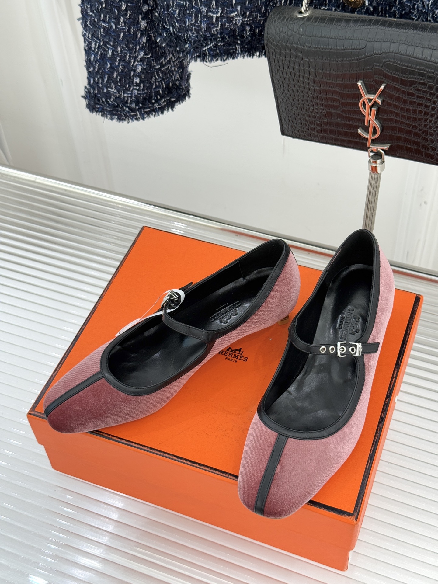 Hermès/爱马仕经典复古玛丽珍鞋今年夏天H家的凉鞋成功在时尚圈杀疯了入手之后我只想说 这钱花得太值！