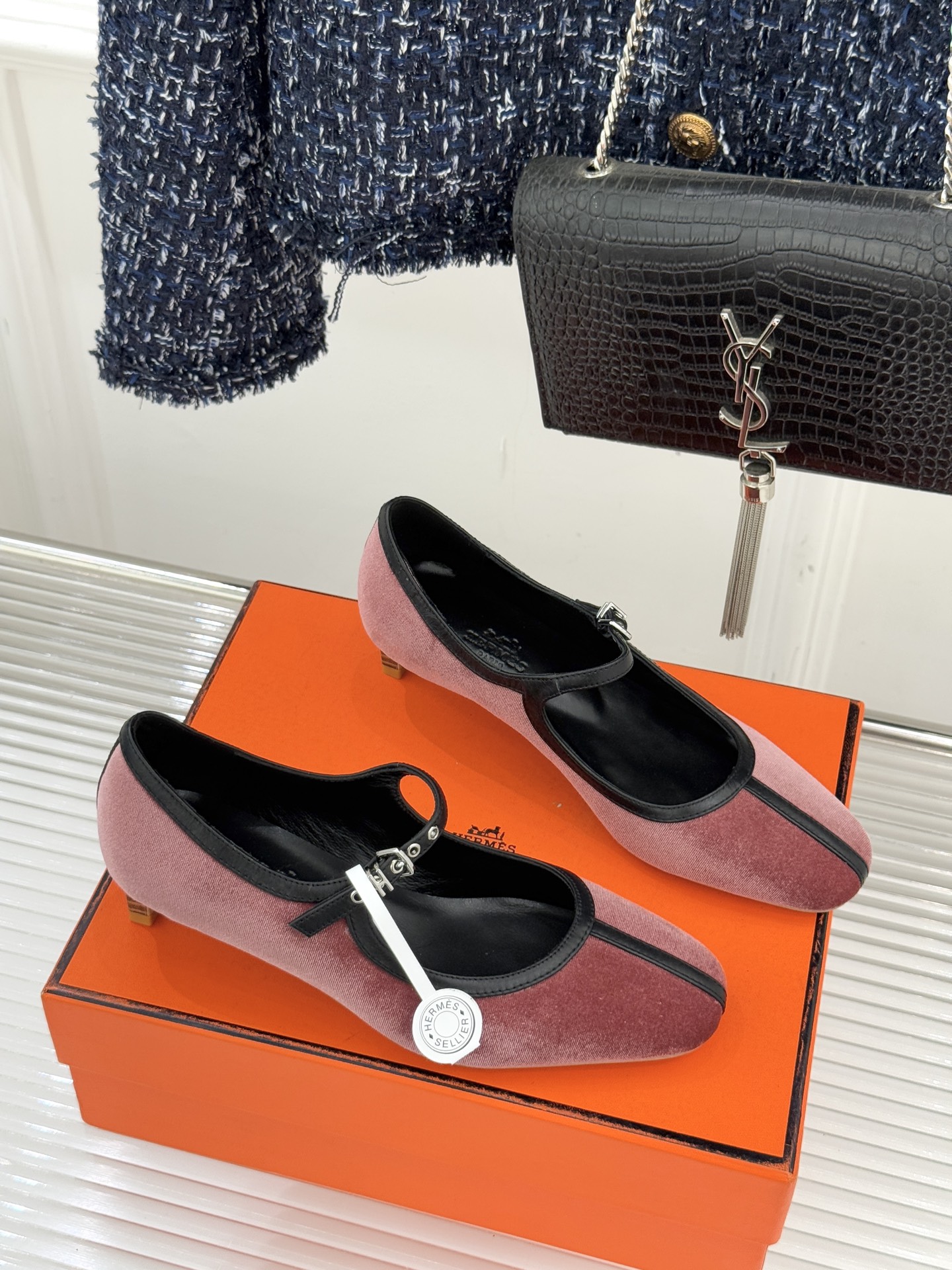 Hermès/爱马仕经典复古玛丽珍鞋今年夏天H家的凉鞋成功在时尚圈杀疯了入手之后我只想说 这钱花得太值！