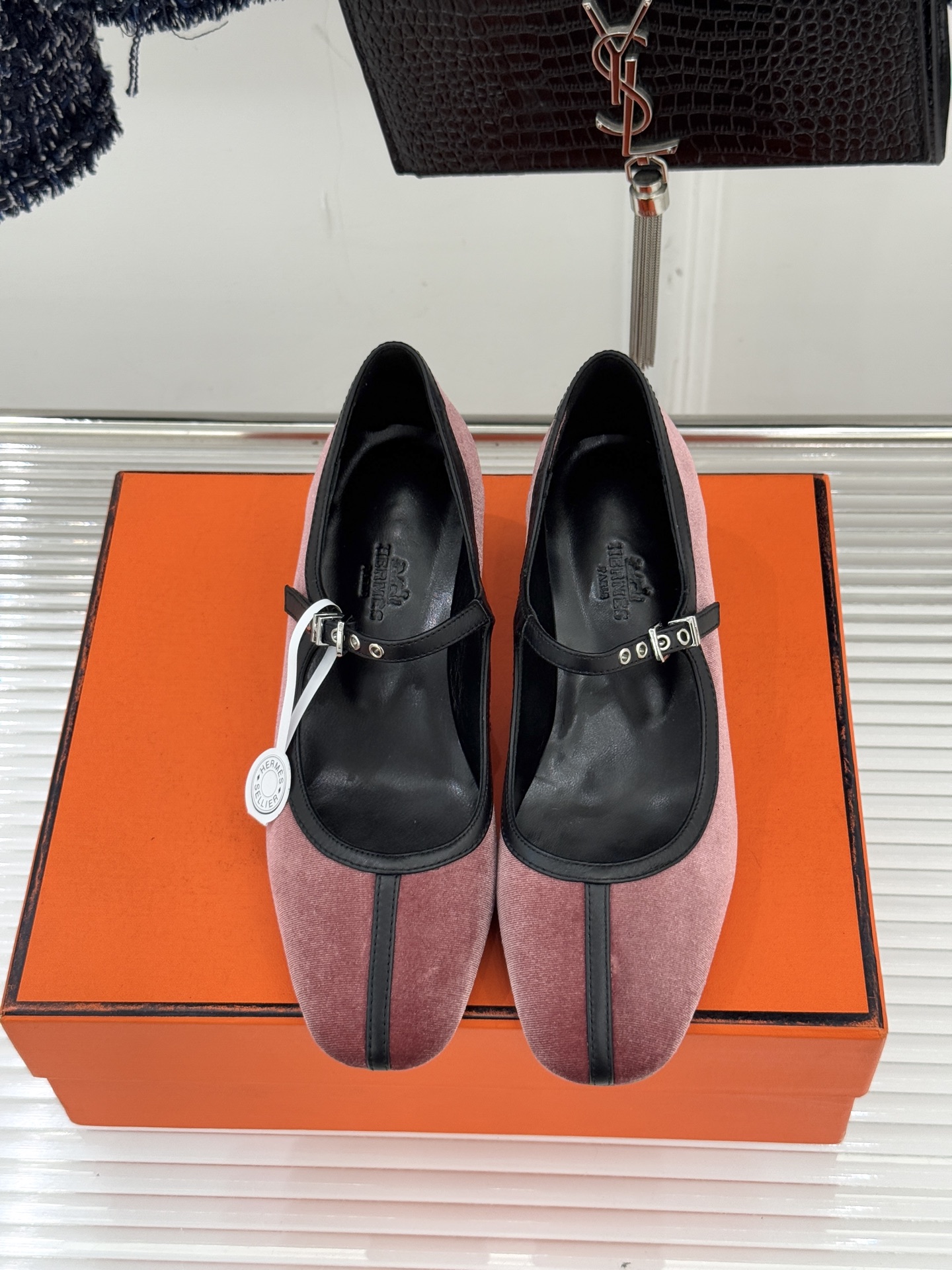 Hermès/爱马仕经典复古玛丽珍鞋今年夏天H家的凉鞋成功在时尚圈杀疯了入手之后我只想说 这钱花得太值！