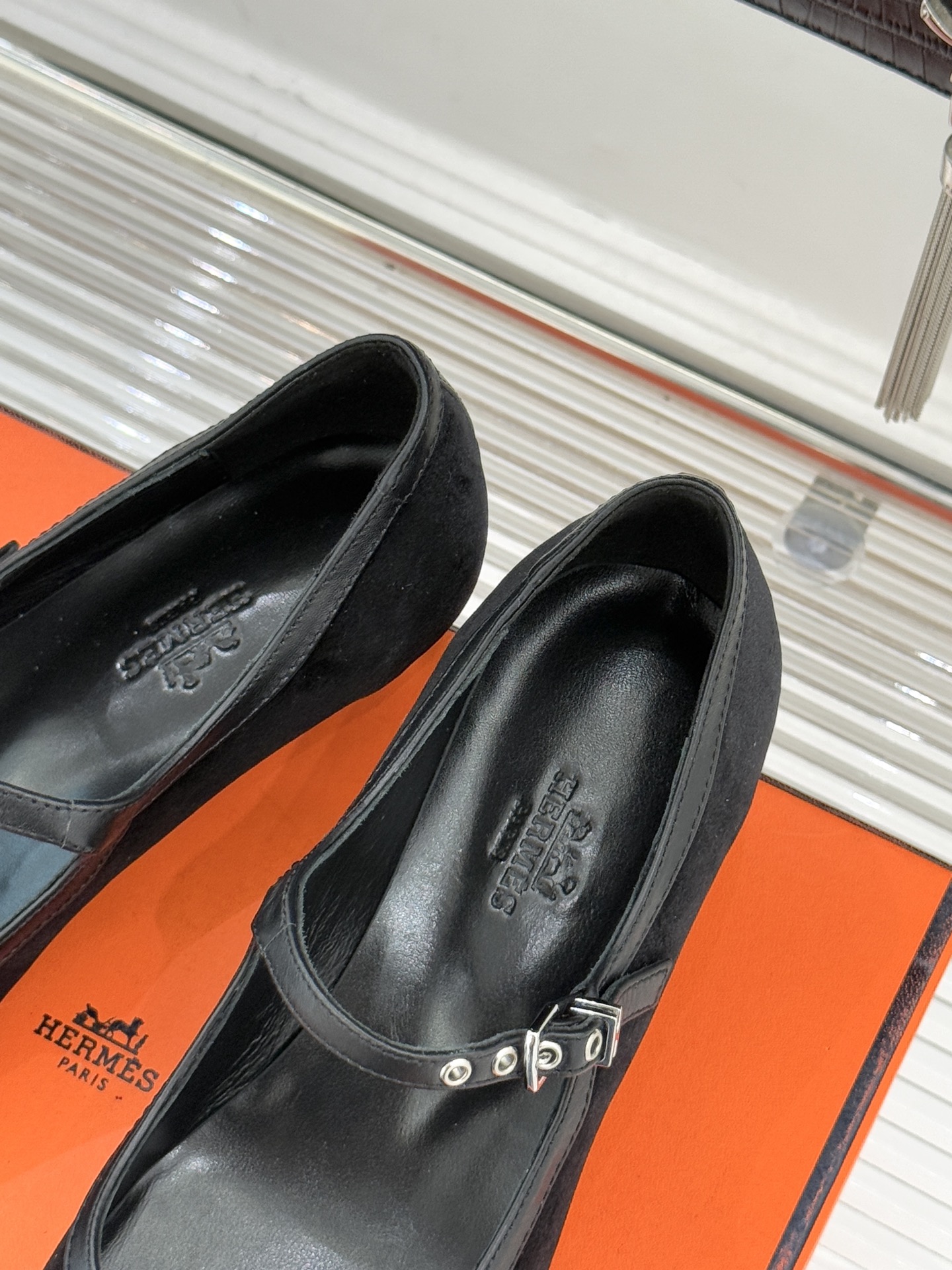 Hermès/爱马仕经典复古玛丽珍鞋今年夏天H家的凉鞋成功在时尚圈杀疯了入手之后我只想说 这钱花得太值！