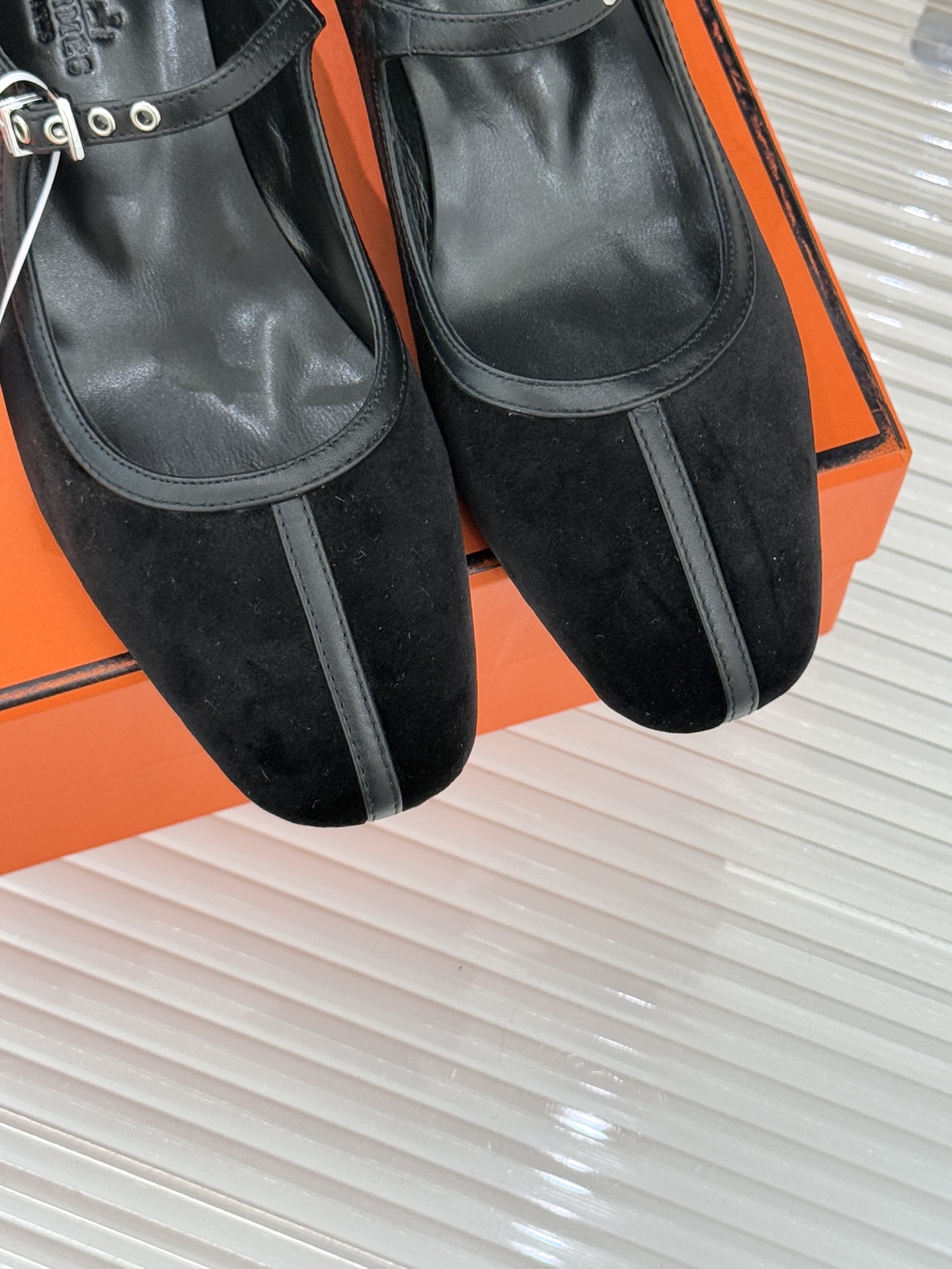 Hermès/爱马仕经典复古玛丽珍鞋今年夏天H家的凉鞋成功在时尚圈杀疯了入手之后我只想说 这钱花得太值！