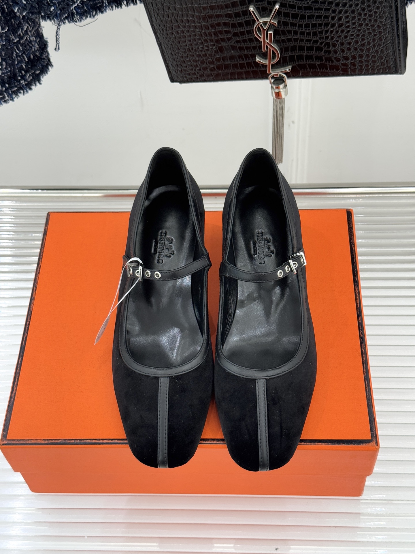 Hermès/爱马仕经典复古玛丽珍鞋今年夏天H家的凉鞋成功在时尚圈杀疯了入手之后我只想说 这钱花得太值！