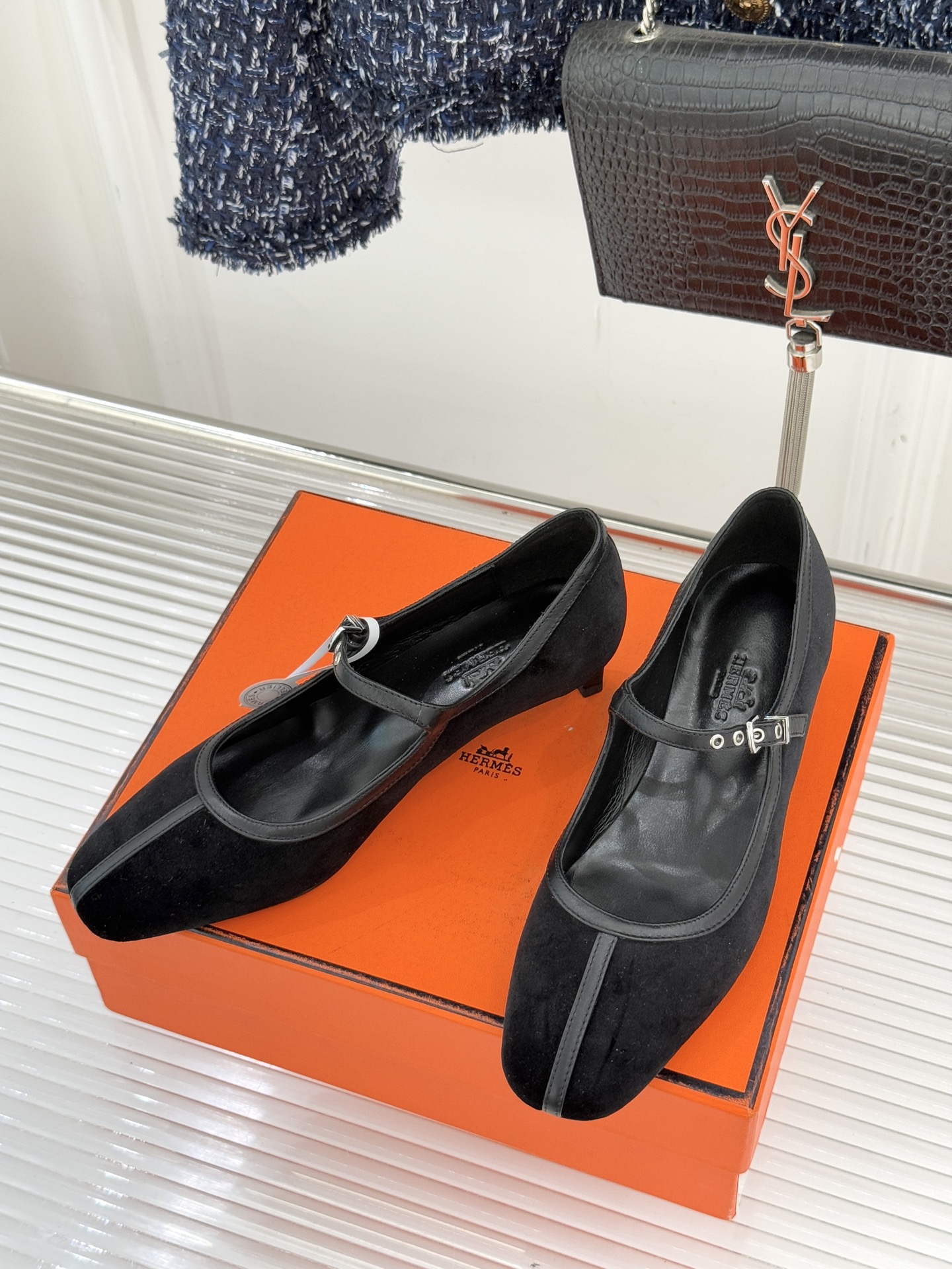 Hermès/爱马仕经典复古玛丽珍鞋今年夏天H家的凉鞋成功在时尚圈杀疯了入手之后我只想说 这钱花得太值！