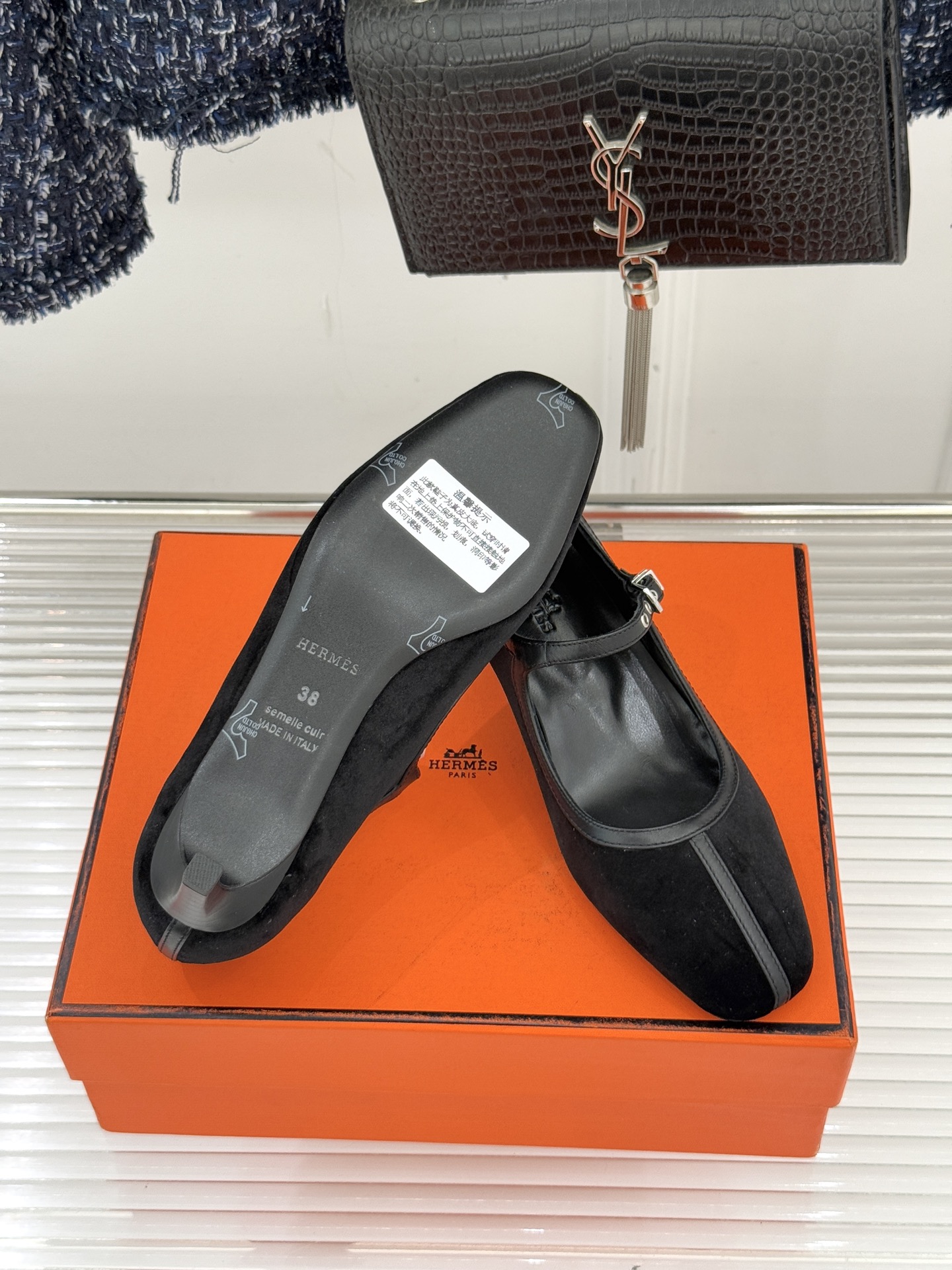 Hermès/爱马仕经典复古玛丽珍鞋今年夏天H家的凉鞋成功在时尚圈杀疯了入手之后我只想说 这钱花得太值！