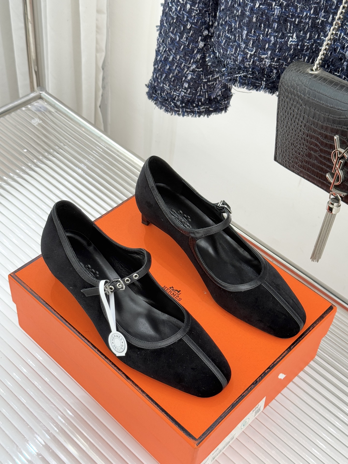 Hermès/爱马仕经典复古玛丽珍鞋今年夏天H家的凉鞋成功在时尚圈杀疯了入手之后我只想说 这钱花得太值！