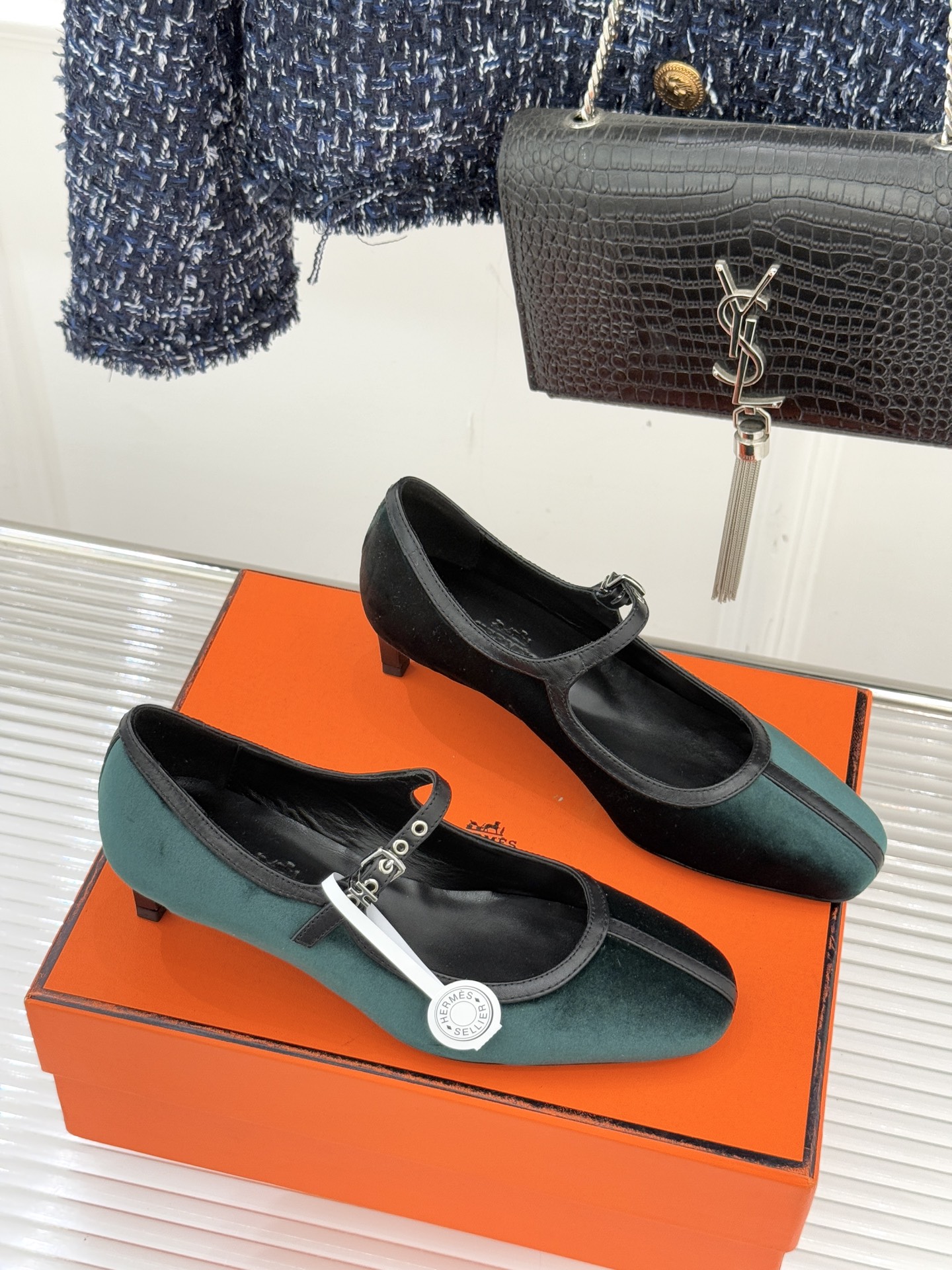 Hermès/爱马仕经典复古玛丽珍鞋今年夏天H家的凉鞋成功在时尚圈杀疯了入手之后我只想说 这钱花得太值！