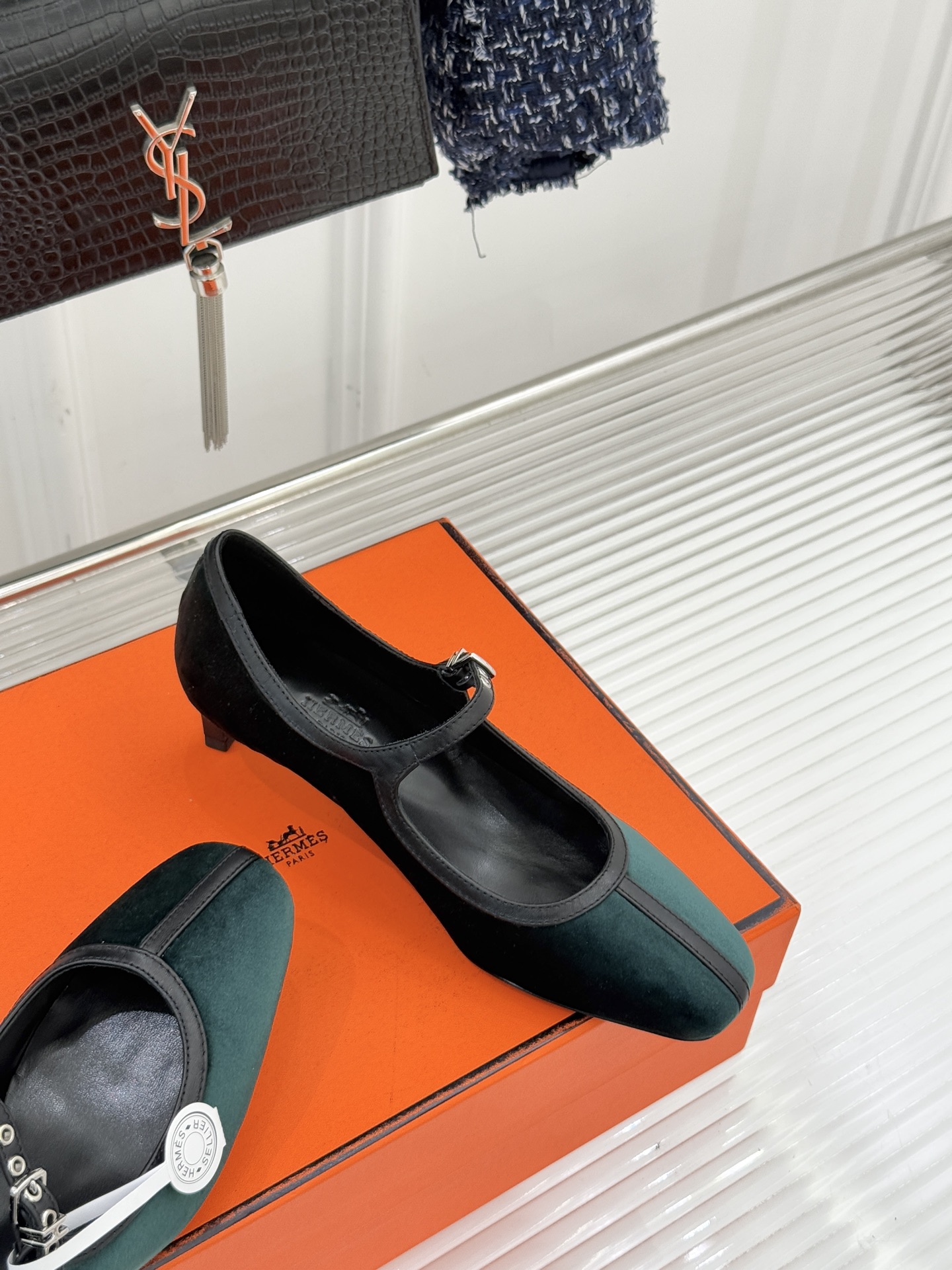 Hermès/爱马仕经典复古玛丽珍鞋今年夏天H家的凉鞋成功在时尚圈杀疯了入手之后我只想说 这钱花得太值！