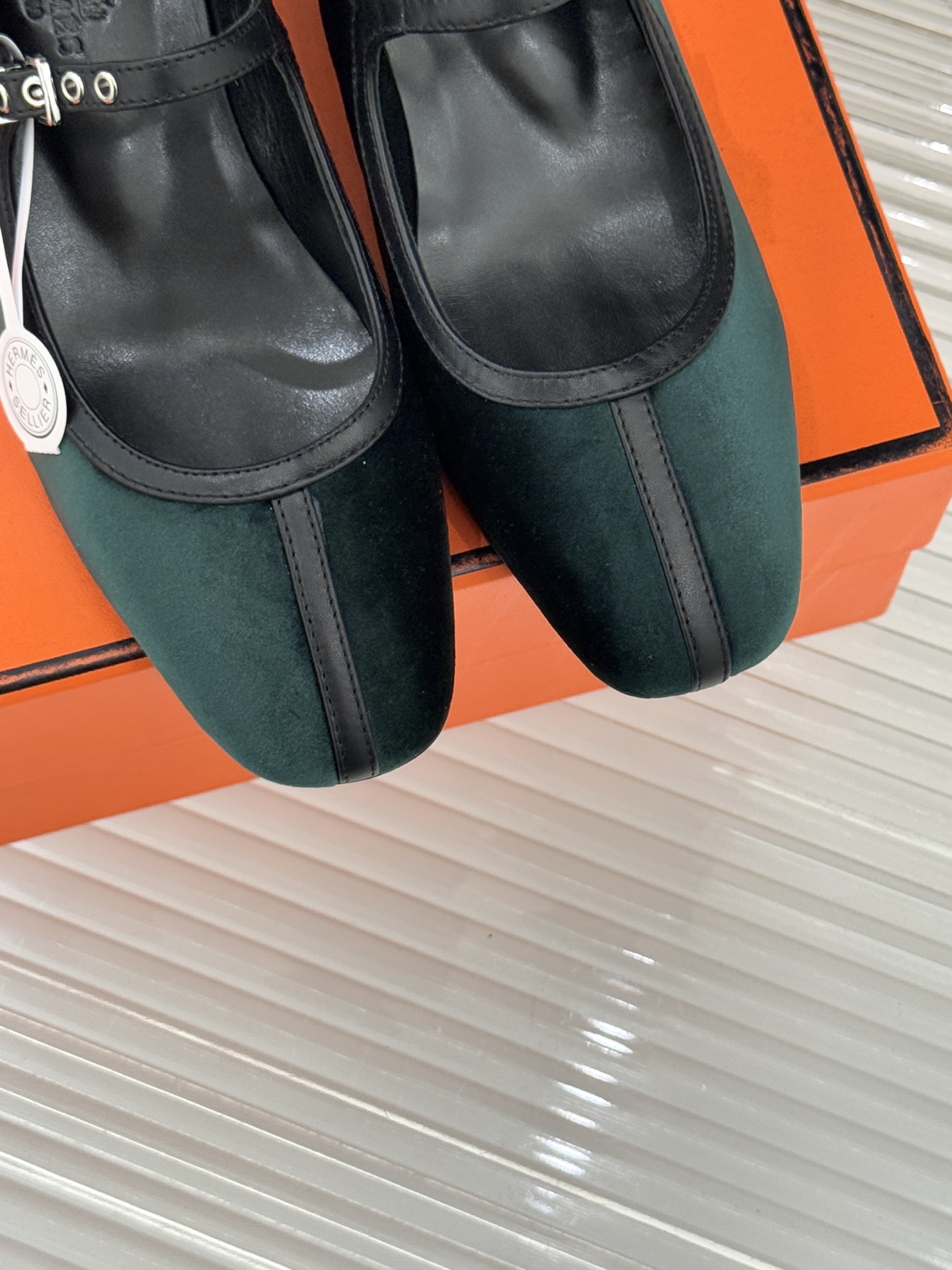 Hermès/爱马仕经典复古玛丽珍鞋今年夏天H家的凉鞋成功在时尚圈杀疯了入手之后我只想说 这钱花得太值！