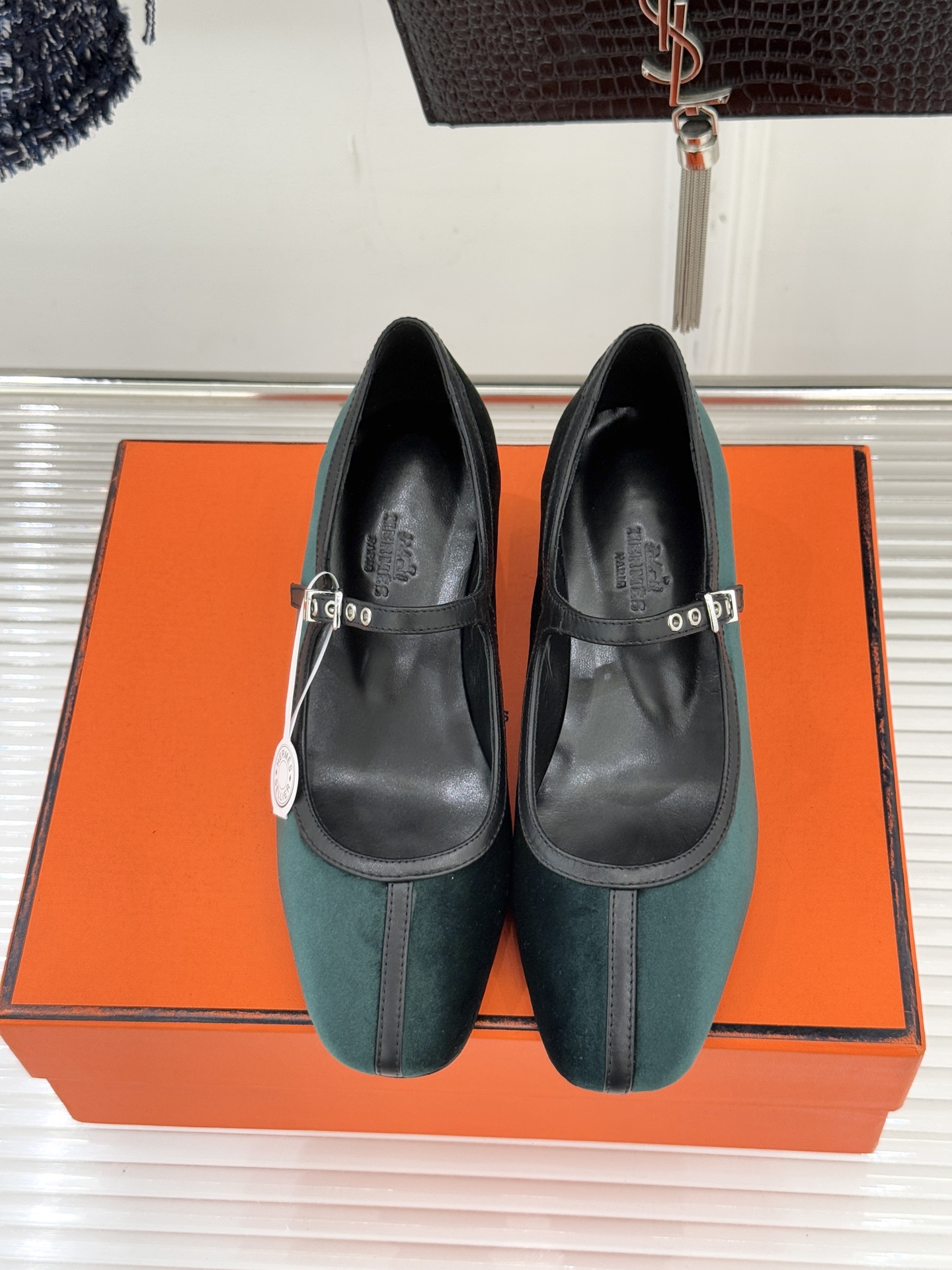 Hermès/爱马仕经典复古玛丽珍鞋今年夏天H家的凉鞋成功在时尚圈杀疯了入手之后我只想说 这钱花得太值！