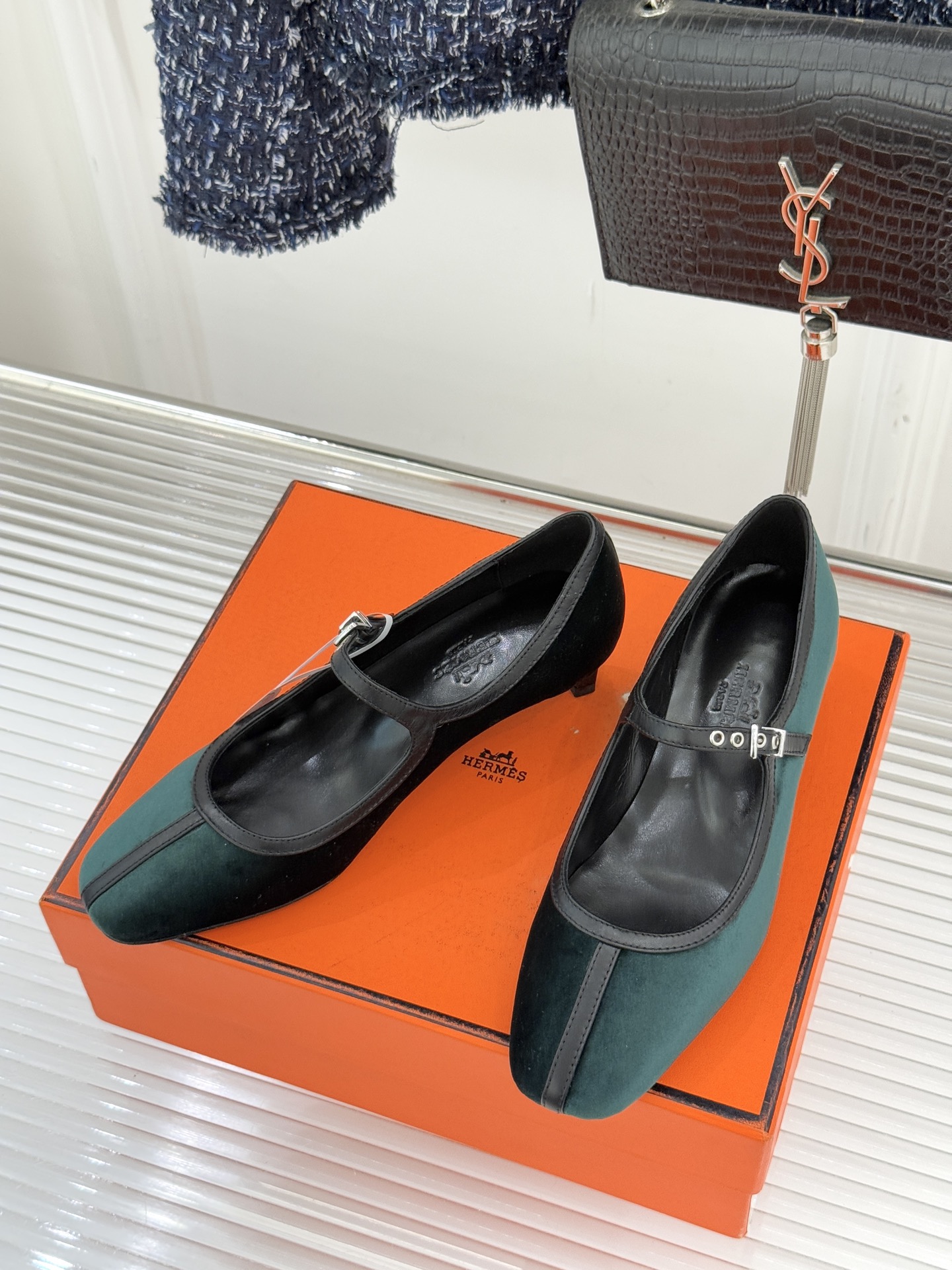 Hermès/爱马仕经典复古玛丽珍鞋今年夏天H家的凉鞋成功在时尚圈杀疯了入手之后我只想说 这钱花得太值！