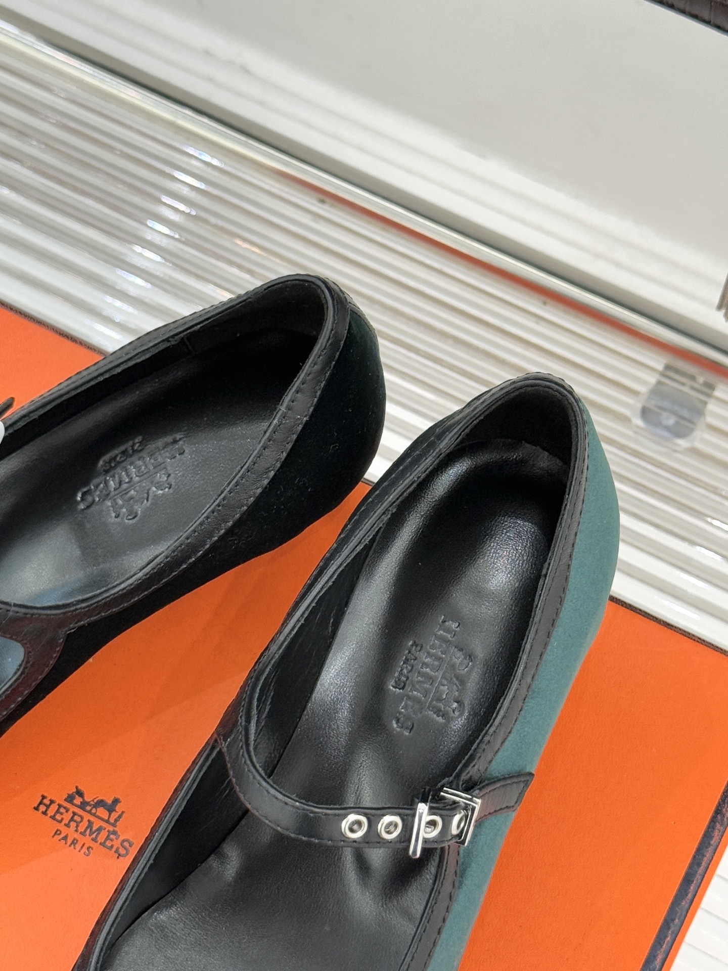 Hermès/爱马仕经典复古玛丽珍鞋今年夏天H家的凉鞋成功在时尚圈杀疯了入手之后我只想说 这钱花得太值！