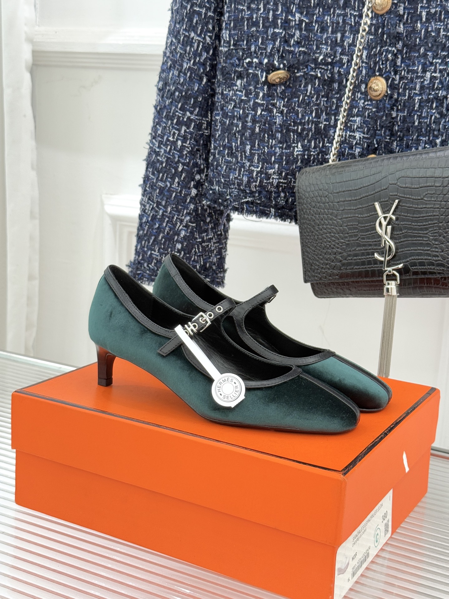 NO:721427,High heels and flat soles (with original airplane box) Hermès/Hermès classic retro Mary Jane shoes. This summer, H's sandals have successfully gone crazy in the fashion circle. After buying them, I just want to say that this money is well spent!  The design of this pair of shoes is simply amazing, simple and elegant. The double-strap design is the finishing touch. Pair it with a simple white dress and go to the beach for vacation. It is a perfect French lazy style; put on jeans and a T-shirt for daily outings, casual and comfortable. Put on a pair of wide-leg pants and a shirt, and you can easily hold the scene when commuting in the workplace. The fabric is made of original custom leather, the inner foot pads are all lambskin, and the genuine leather outsole imported from Italy  size35-39 (customized 40/41/42) No. 96820260226, high heels, hermes, hermes, sandals, mary jane, high heels, skirts, jeans, shirts, tees, t-shirt, sheepskin, Leather soles19860909高跟 平底（配原版飞机盒） Hermès/爱马仕经典复古玛丽珍鞋 今年夏天H家的凉鞋成功在时尚圈杀疯了 入手之后我只想说 这钱花得太值！ 这双鞋的设计简直绝了 简约又大气 双带的设计更是点睛之笔 搭配简约的白色连衣裙 去海边度假 妥妥的法式慵懒风； 穿上牛仔裤和T恤 日常出街 随性又自在 换上一条阔腿裤和衬衫 职场通勤也能轻松hold住场面. 面料采用原版定制皮料 内里垫脚均为小羊皮 意大利进口真皮大底 size35-39（40/41/42定制） 编号96820260226,高跟鞋单鞋,hermes,hermes,sandals,mary jane,high heels,skirts,jeans,shirts,tees，t-shirt,sheepskin,Leather soles,Women's Shoes