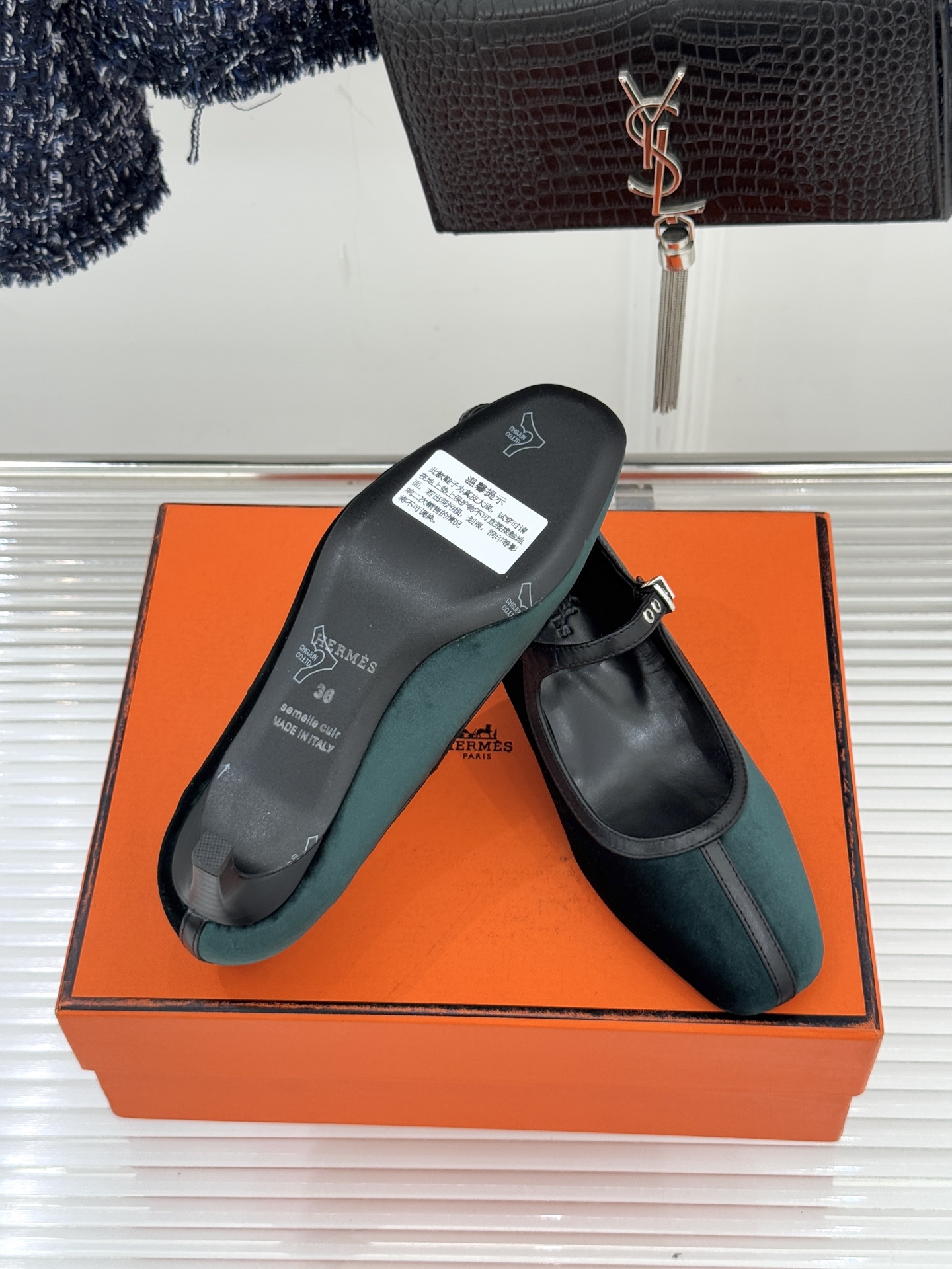 Hermès/爱马仕经典复古玛丽珍鞋今年夏天H家的凉鞋成功在时尚圈杀疯了入手之后我只想说 这钱花得太值！