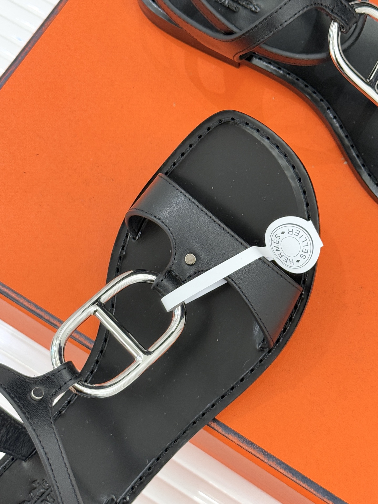 Hermès/爱马仕经典猪鼻子凉鞋标志性的猪鼻子金属扣设计俏皮吸睛在简约中彰显品牌底蕴 高级感满满每一处