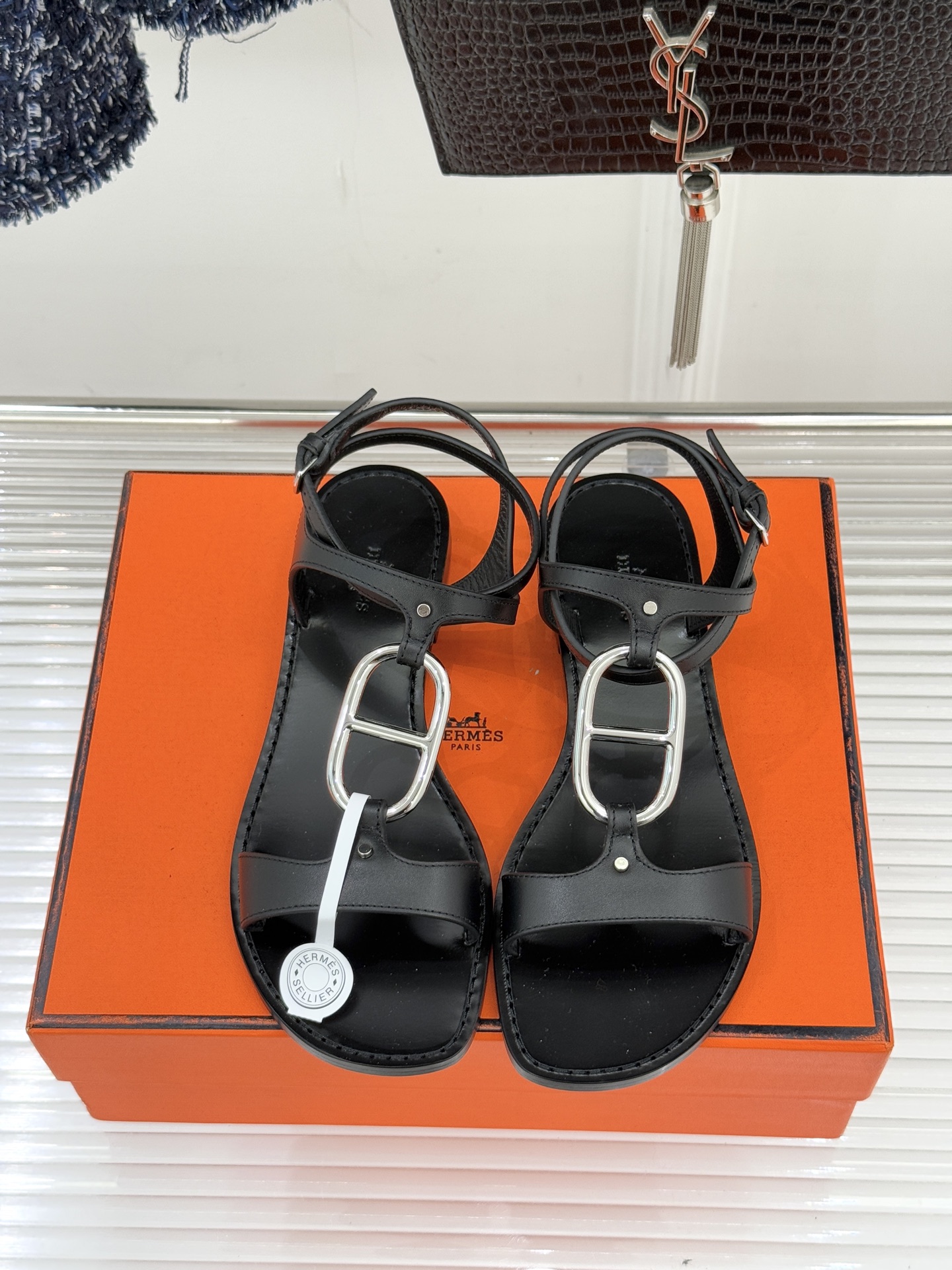 Hermès/爱马仕经典猪鼻子凉鞋标志性的猪鼻子金属扣设计俏皮吸睛在简约中彰显品牌底蕴 高级感满满每一处