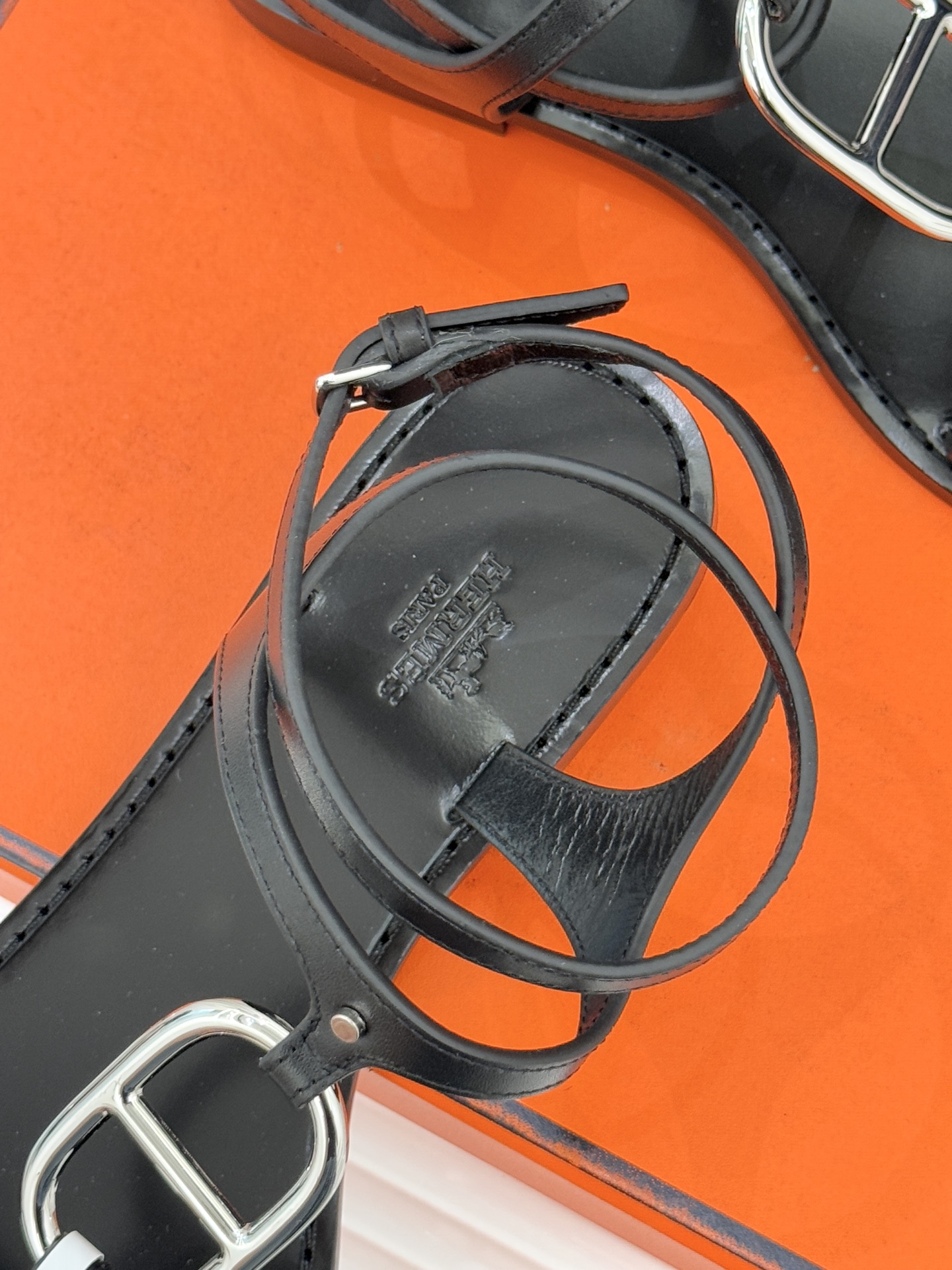 Hermès/爱马仕经典猪鼻子凉鞋标志性的猪鼻子金属扣设计俏皮吸睛在简约中彰显品牌底蕴 高级感满满每一处