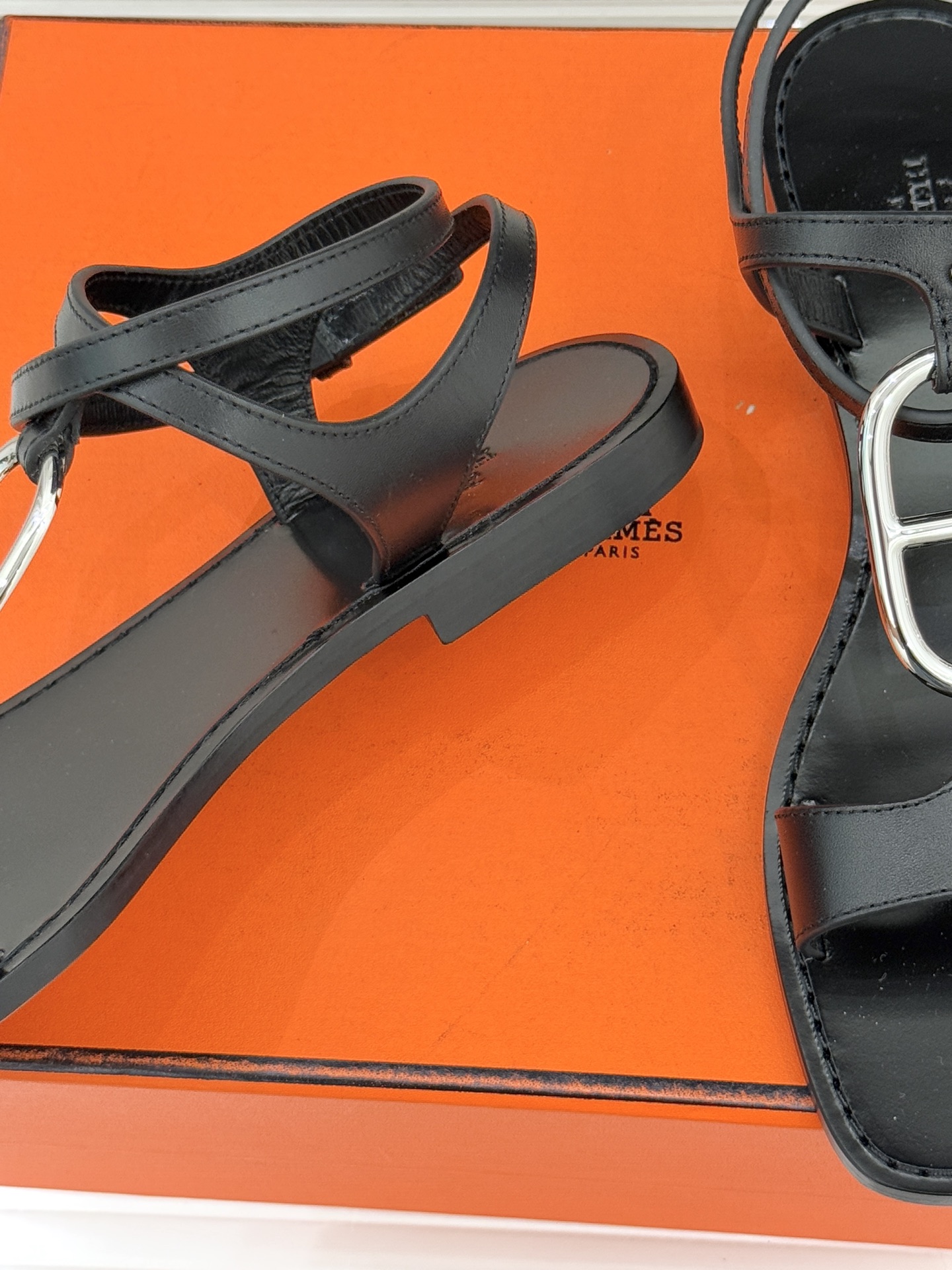 Hermès/爱马仕经典猪鼻子凉鞋标志性的猪鼻子金属扣设计俏皮吸睛在简约中彰显品牌底蕴 高级感满满每一处