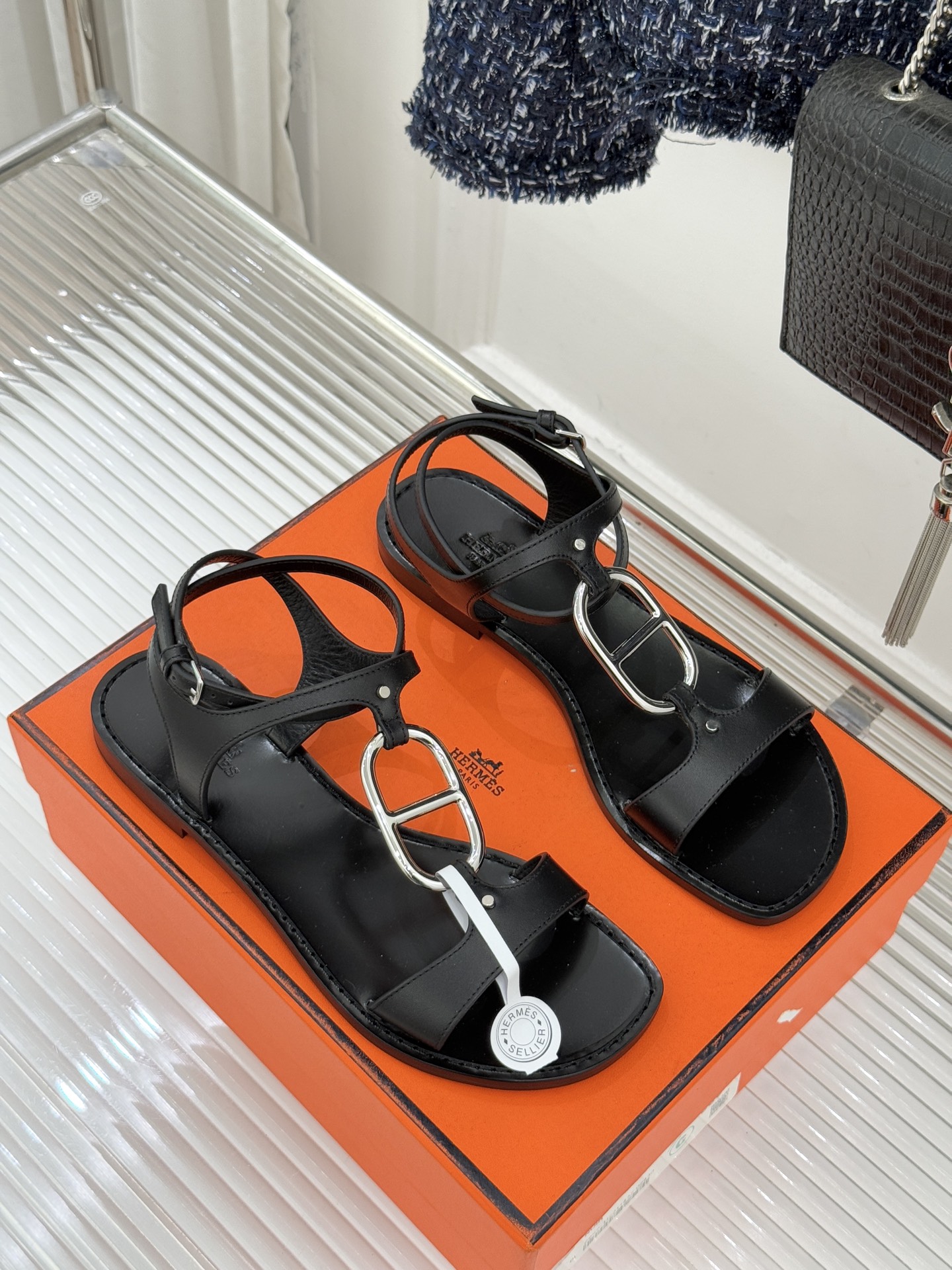 Hermès/爱马仕经典猪鼻子凉鞋标志性的猪鼻子金属扣设计俏皮吸睛在简约中彰显品牌底蕴 高级感满满每一处