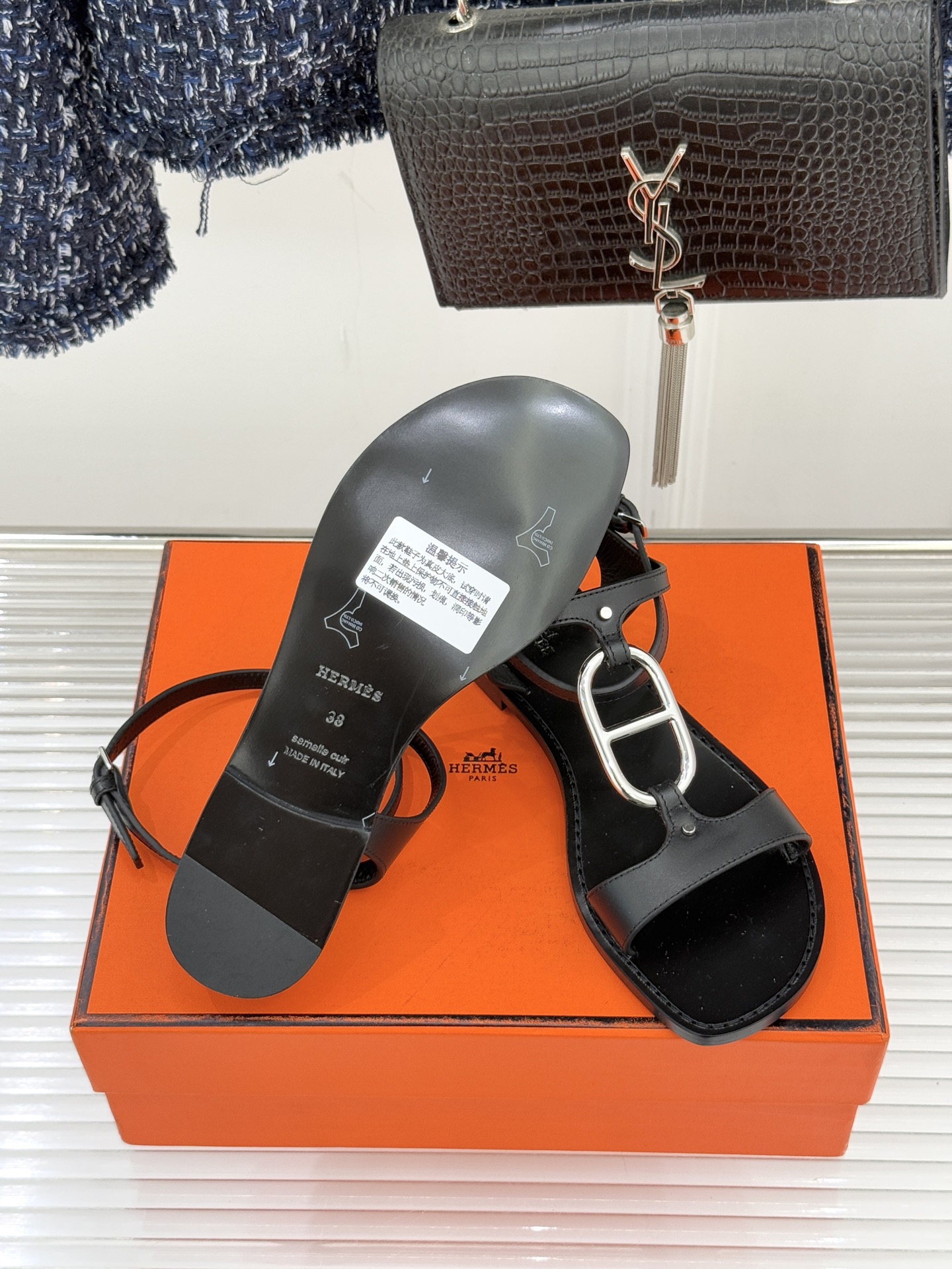 Hermès/爱马仕经典猪鼻子凉鞋标志性的猪鼻子金属扣设计俏皮吸睛在简约中彰显品牌底蕴 高级感满满每一处