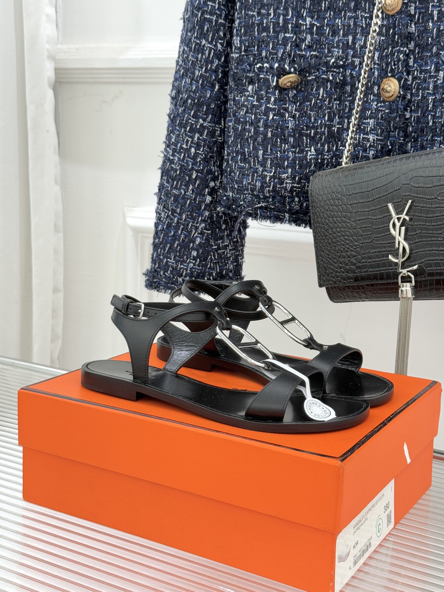 Hermès/爱马仕经典猪鼻子凉鞋标志性的猪鼻子金属扣设计俏皮吸睛在简约中彰显品牌底蕴 高级感满满每一处