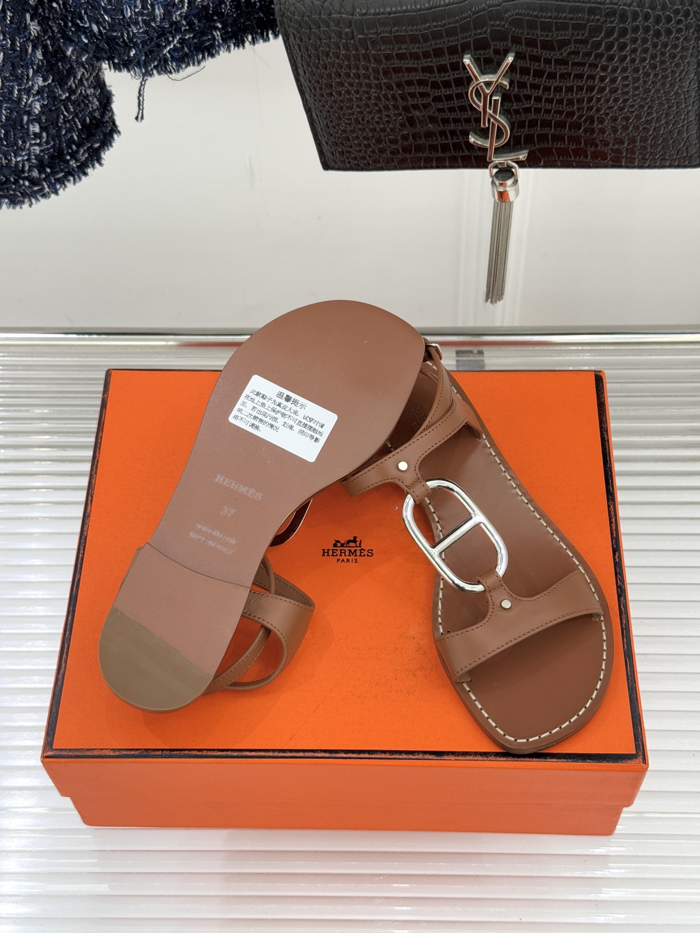 Hermès/爱马仕经典猪鼻子凉鞋标志性的猪鼻子金属扣设计俏皮吸睛在简约中彰显品牌底蕴 高级感满满每一处