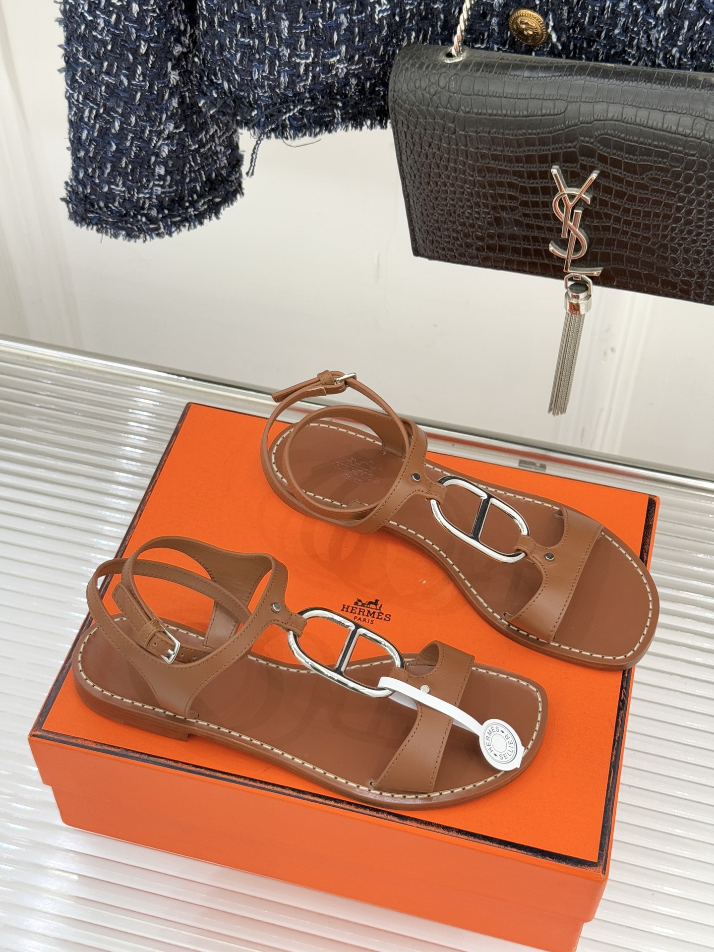 Hermès/爱马仕经典猪鼻子凉鞋标志性的猪鼻子金属扣设计俏皮吸睛在简约中彰显品牌底蕴 高级感满满每一处