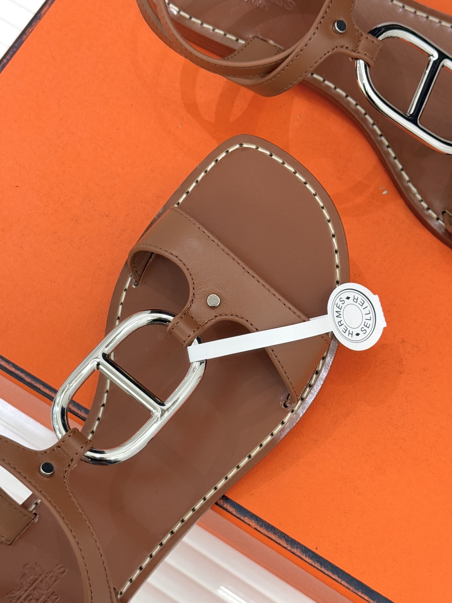 Hermès/爱马仕经典猪鼻子凉鞋标志性的猪鼻子金属扣设计俏皮吸睛在简约中彰显品牌底蕴 高级感满满每一处