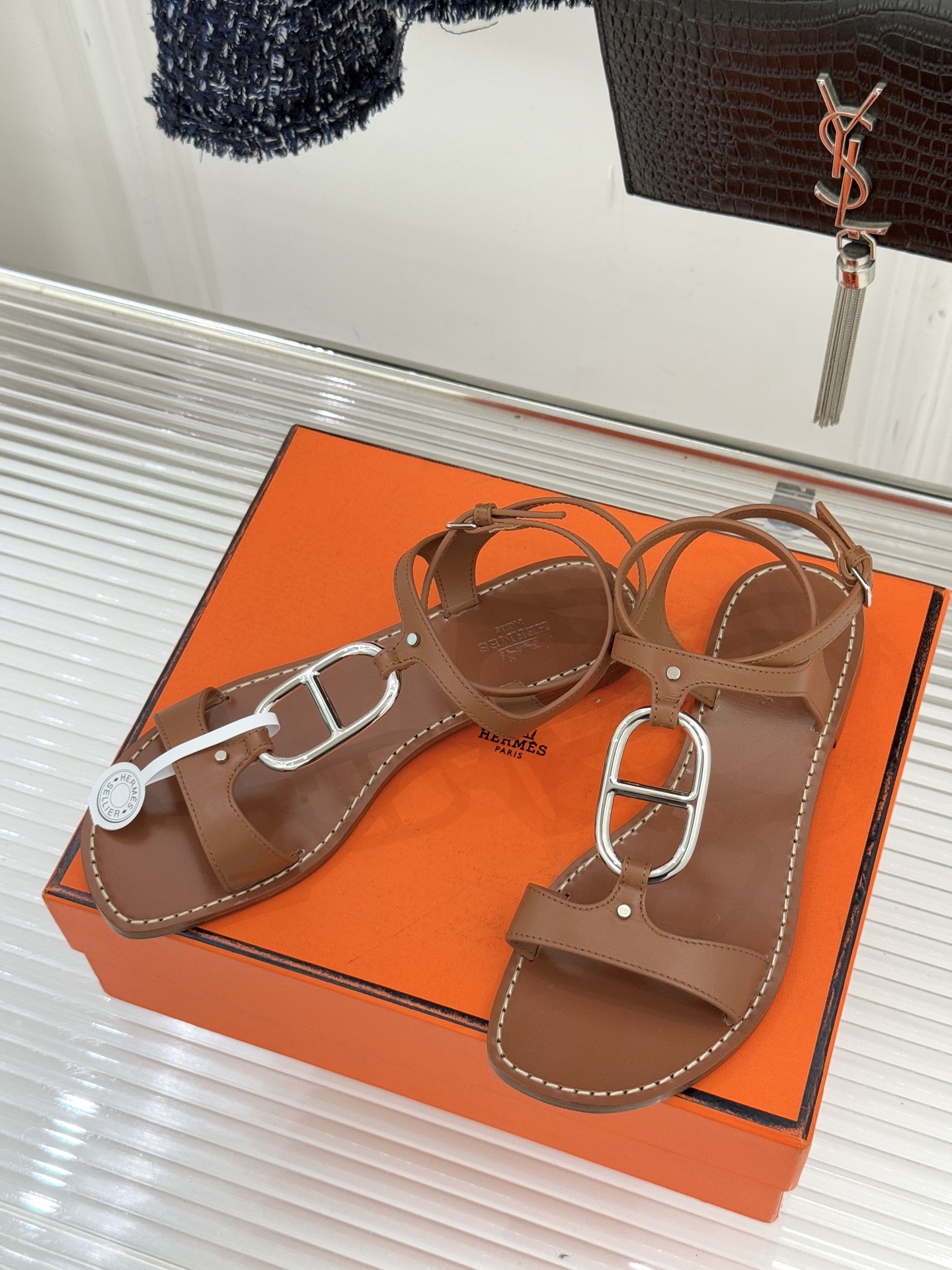 Hermès/爱马仕经典猪鼻子凉鞋标志性的猪鼻子金属扣设计俏皮吸睛在简约中彰显品牌底蕴 高级感满满每一处