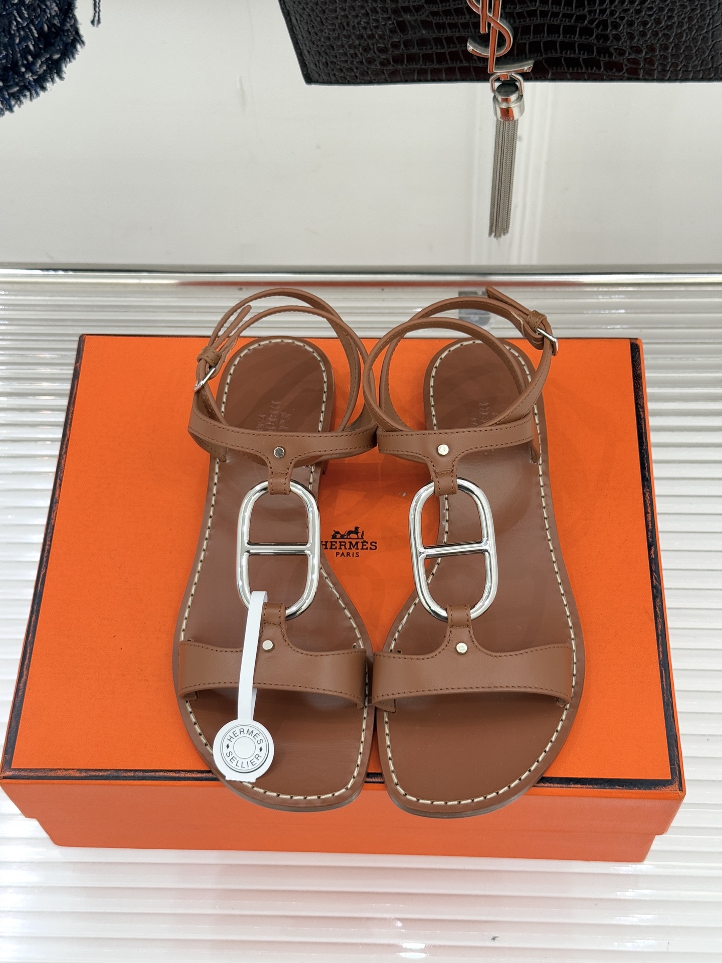 Hermès/爱马仕经典猪鼻子凉鞋标志性的猪鼻子金属扣设计俏皮吸睛在简约中彰显品牌底蕴 高级感满满每一处