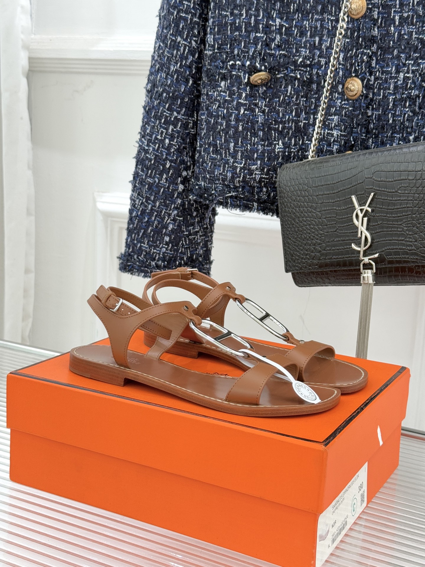 Hermès/爱马仕经典猪鼻子凉鞋标志性的猪鼻子金属扣设计俏皮吸睛在简约中彰显品牌底蕴 高级感满满每一处