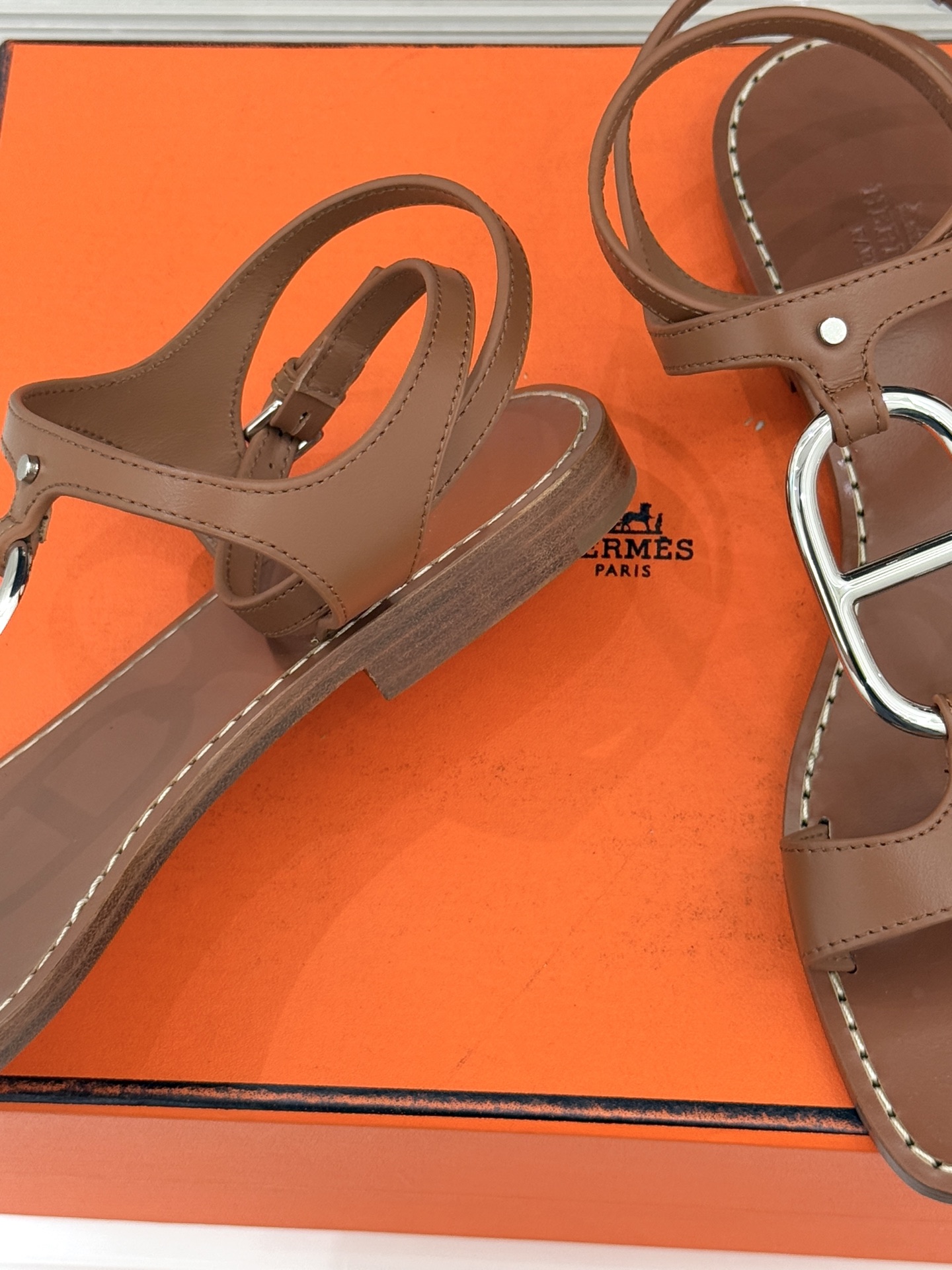 Hermès/爱马仕经典猪鼻子凉鞋标志性的猪鼻子金属扣设计俏皮吸睛在简约中彰显品牌底蕴 高级感满满每一处