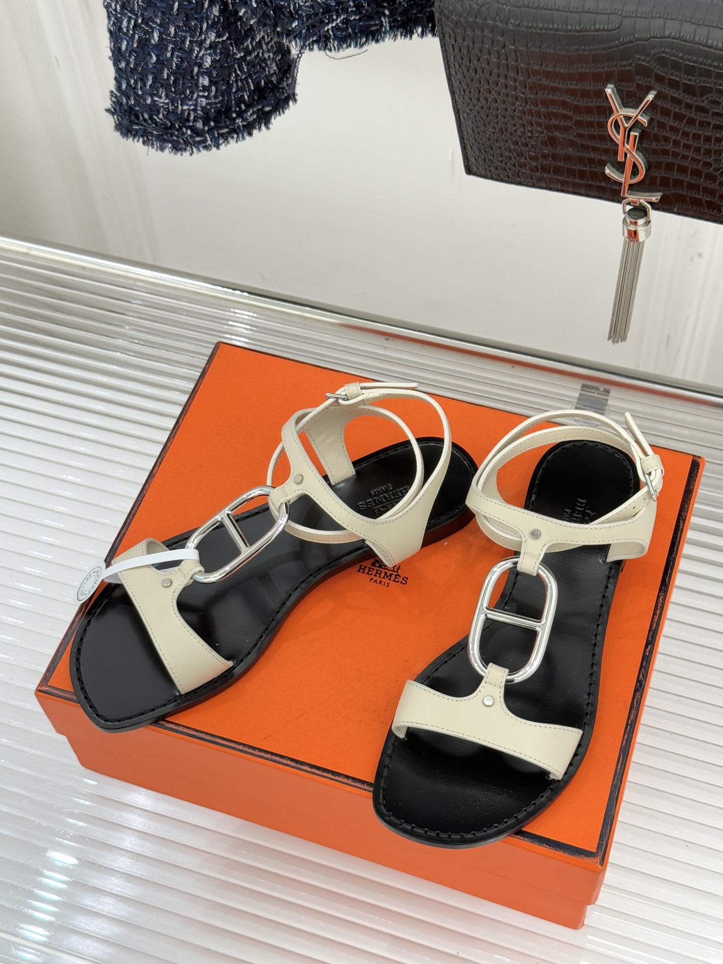 Hermès/爱马仕经典猪鼻子凉鞋标志性的猪鼻子金属扣设计俏皮吸睛在简约中彰显品牌底蕴 高级感满满每一处