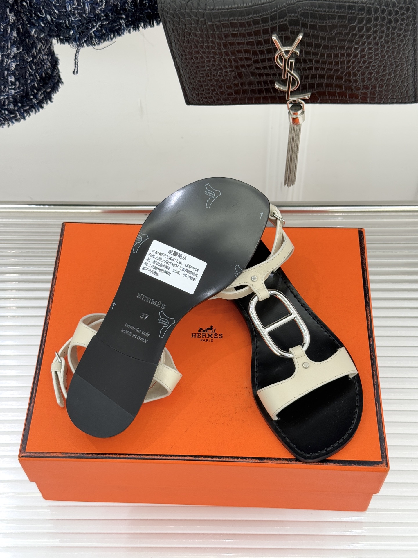 Hermès/爱马仕经典猪鼻子凉鞋标志性的猪鼻子金属扣设计俏皮吸睛在简约中彰显品牌底蕴 高级感满满每一处