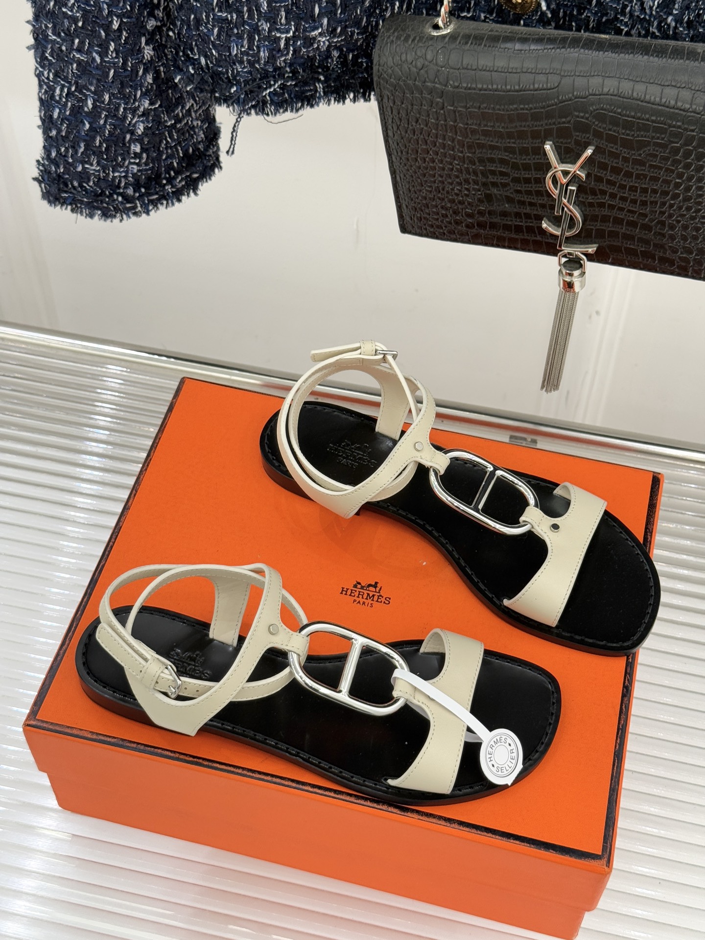 Hermès/爱马仕经典猪鼻子凉鞋标志性的猪鼻子金属扣设计俏皮吸睛在简约中彰显品牌底蕴 高级感满满每一处