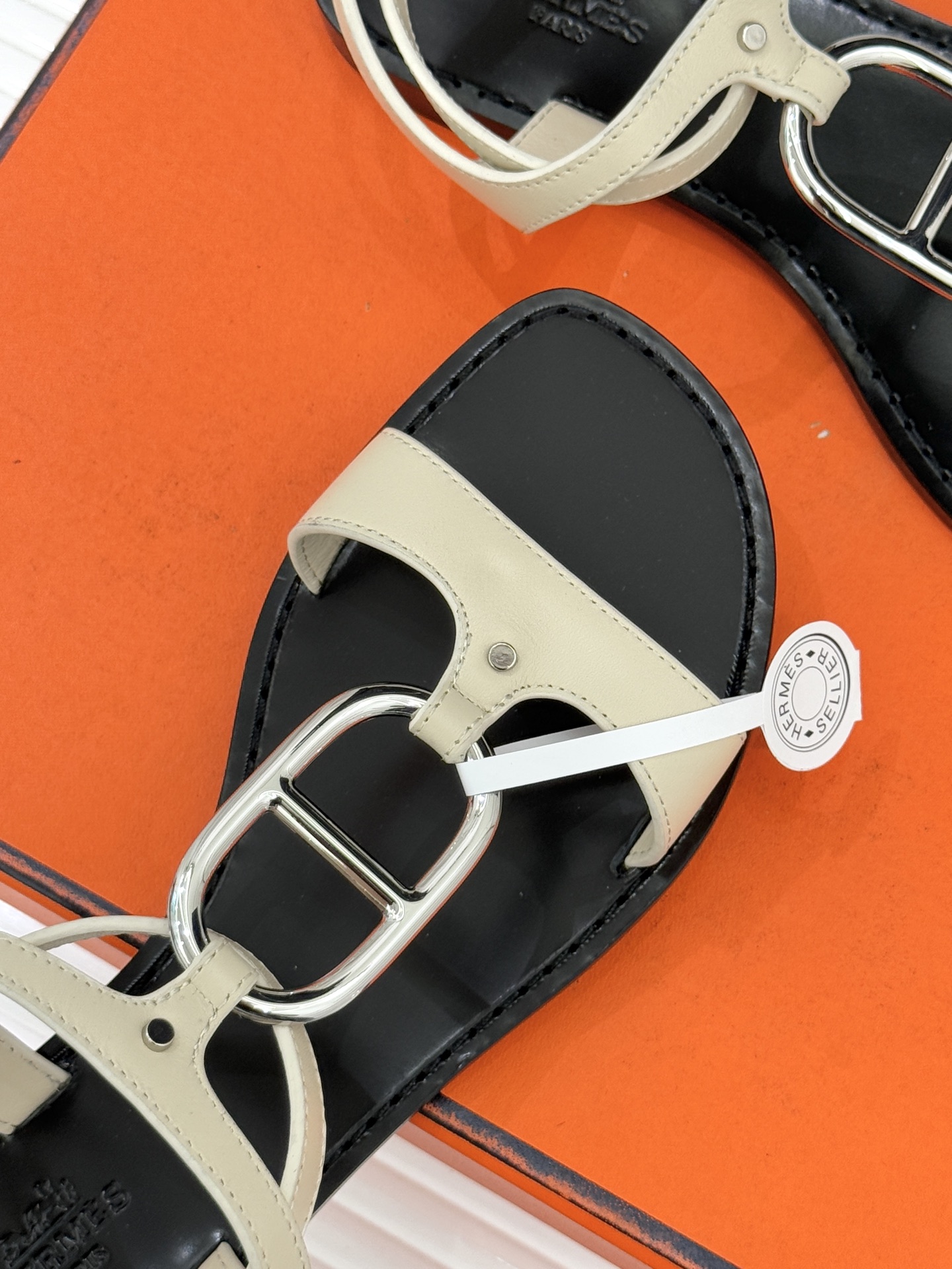 Hermès/爱马仕经典猪鼻子凉鞋标志性的猪鼻子金属扣设计俏皮吸睛在简约中彰显品牌底蕴 高级感满满每一处