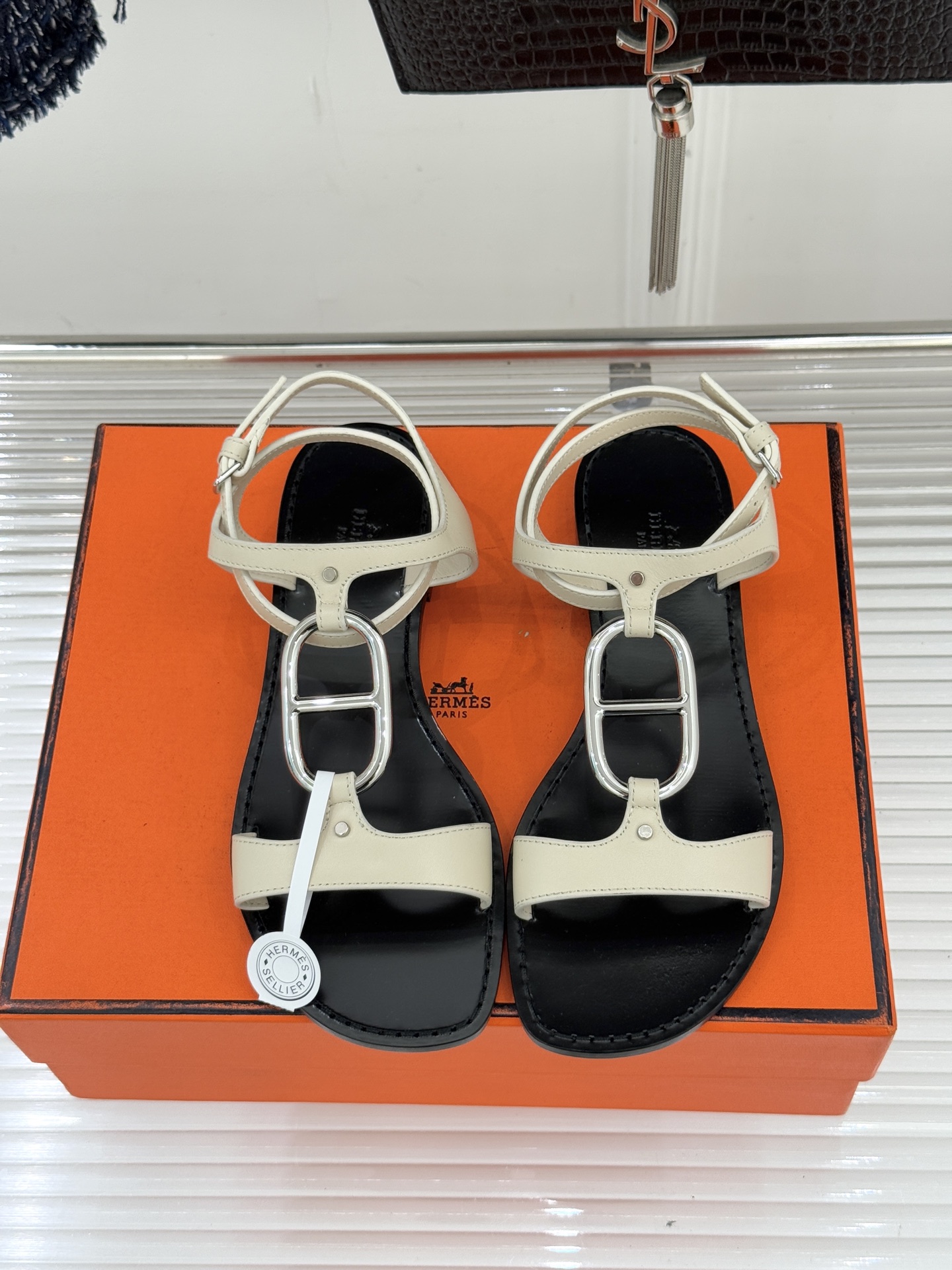 Hermès/爱马仕经典猪鼻子凉鞋标志性的猪鼻子金属扣设计俏皮吸睛在简约中彰显品牌底蕴 高级感满满每一处