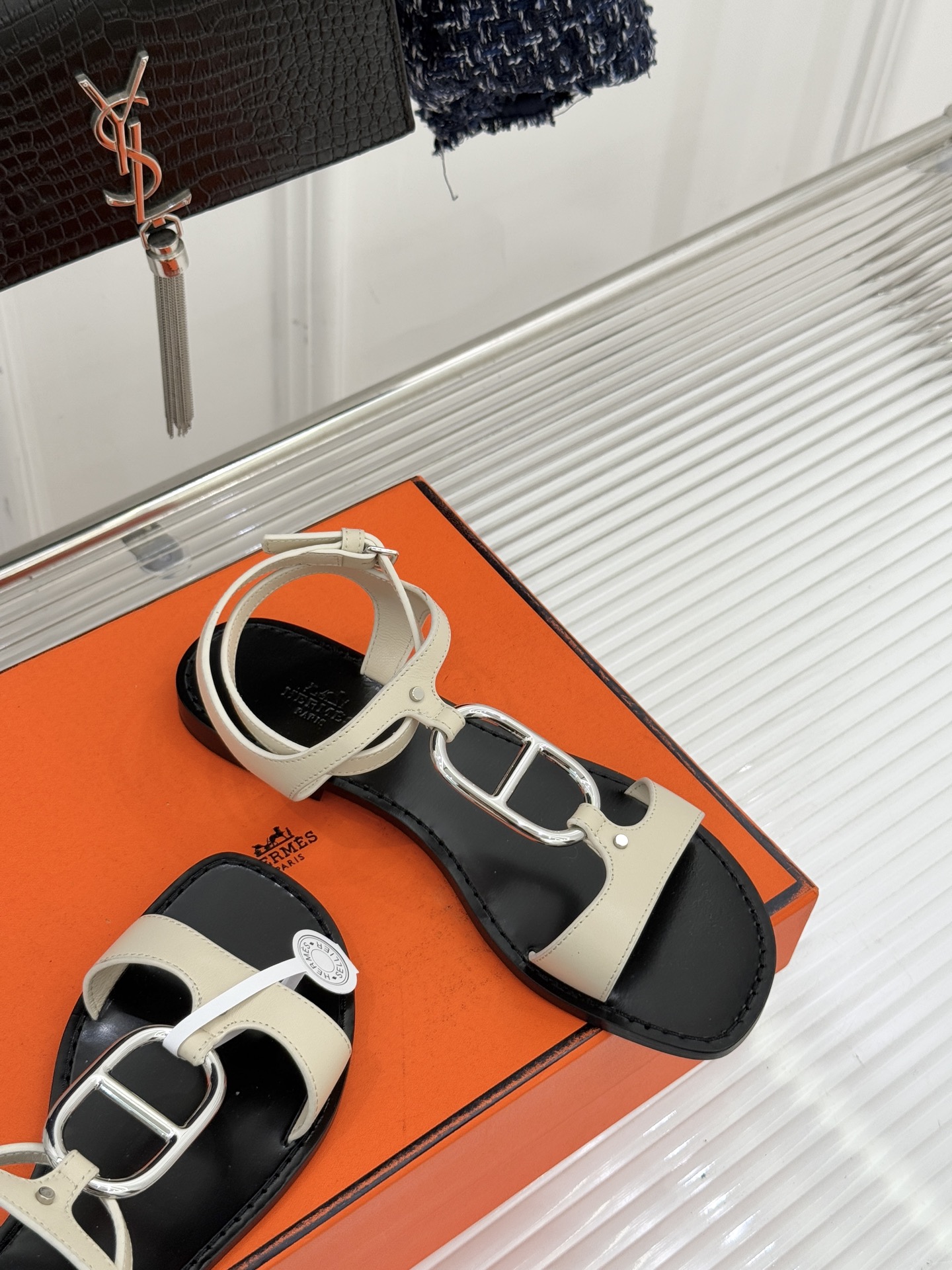 Hermès/爱马仕经典猪鼻子凉鞋标志性的猪鼻子金属扣设计俏皮吸睛在简约中彰显品牌底蕴 高级感满满每一处