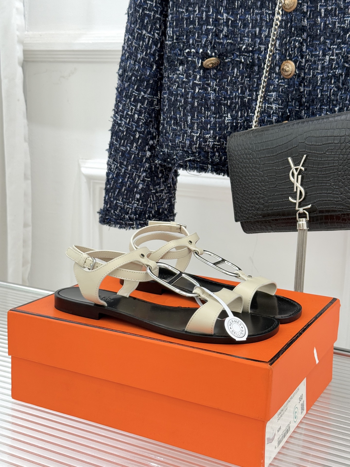 Hermès/爱马仕经典猪鼻子凉鞋标志性的猪鼻子金属扣设计俏皮吸睛在简约中彰显品牌底蕴 高级感满满每一处