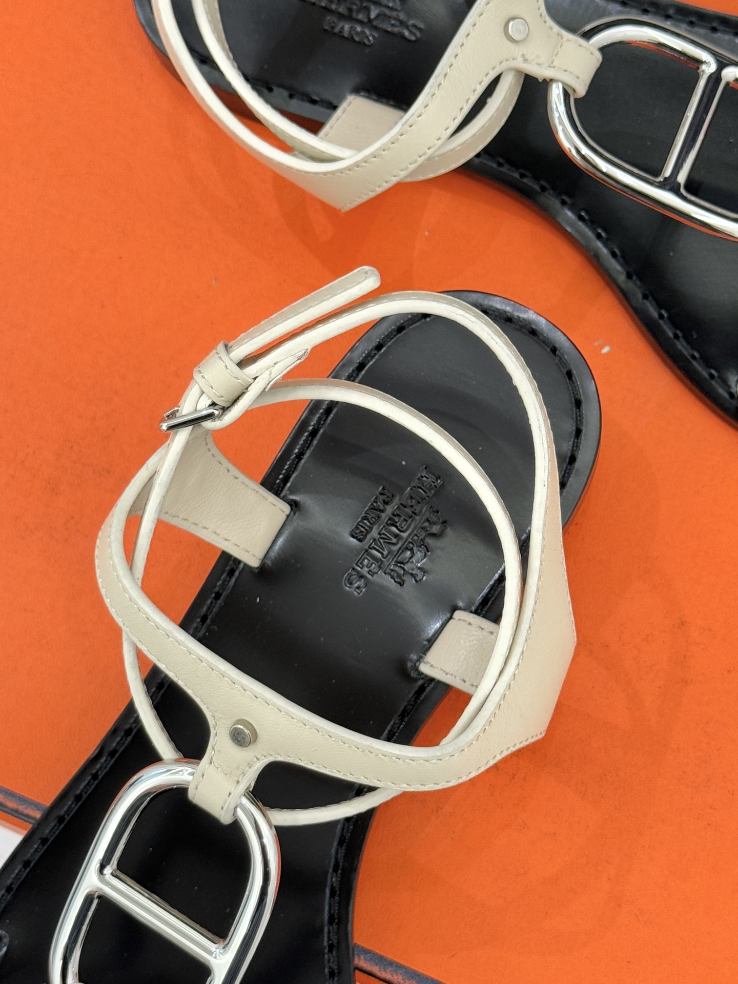 Hermès/爱马仕经典猪鼻子凉鞋标志性的猪鼻子金属扣设计俏皮吸睛在简约中彰显品牌底蕴 高级感满满每一处