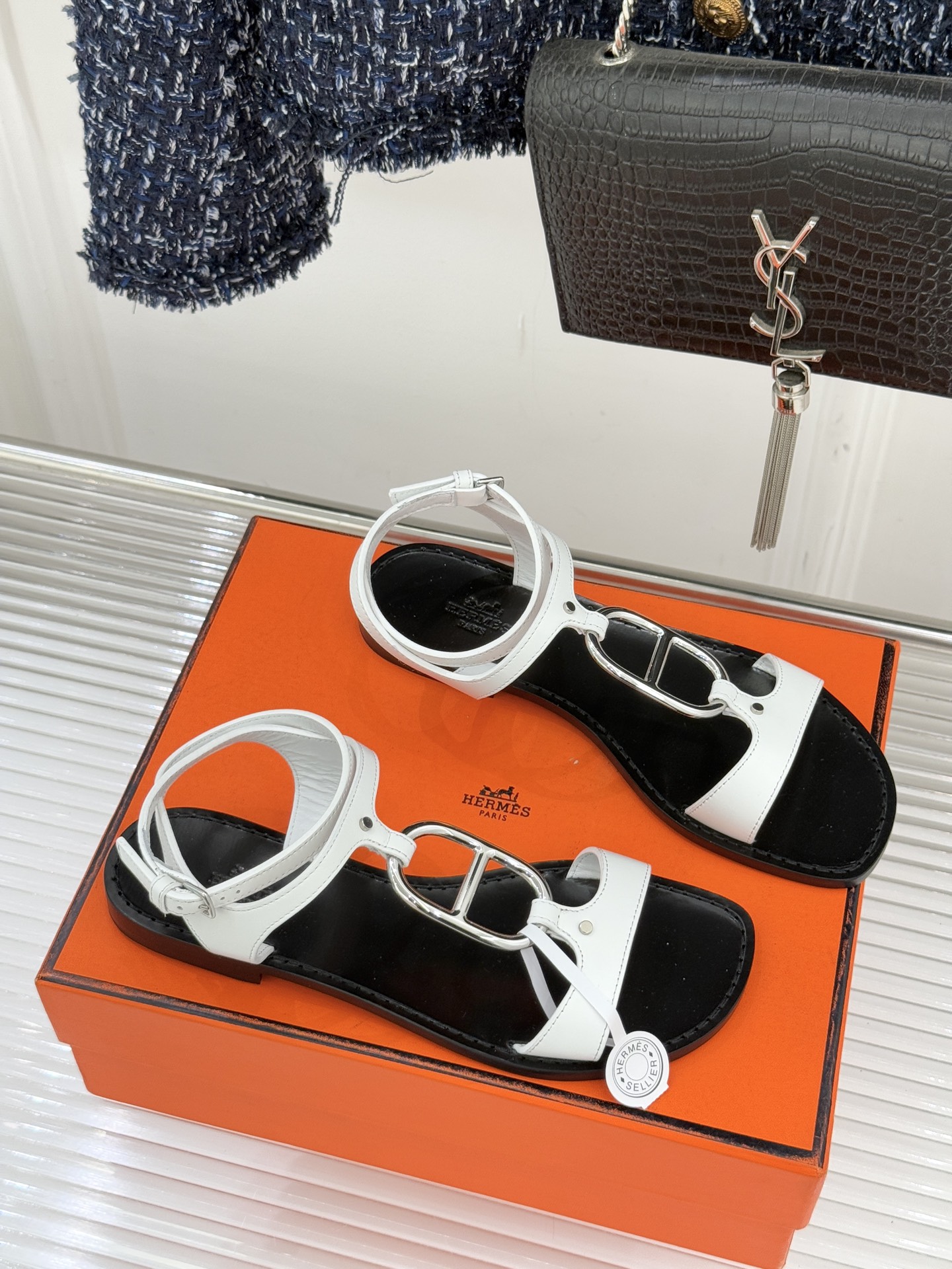 Hermès/爱马仕经典猪鼻子凉鞋标志性的猪鼻子金属扣设计俏皮吸睛在简约中彰显品牌底蕴 高级感满满每一处