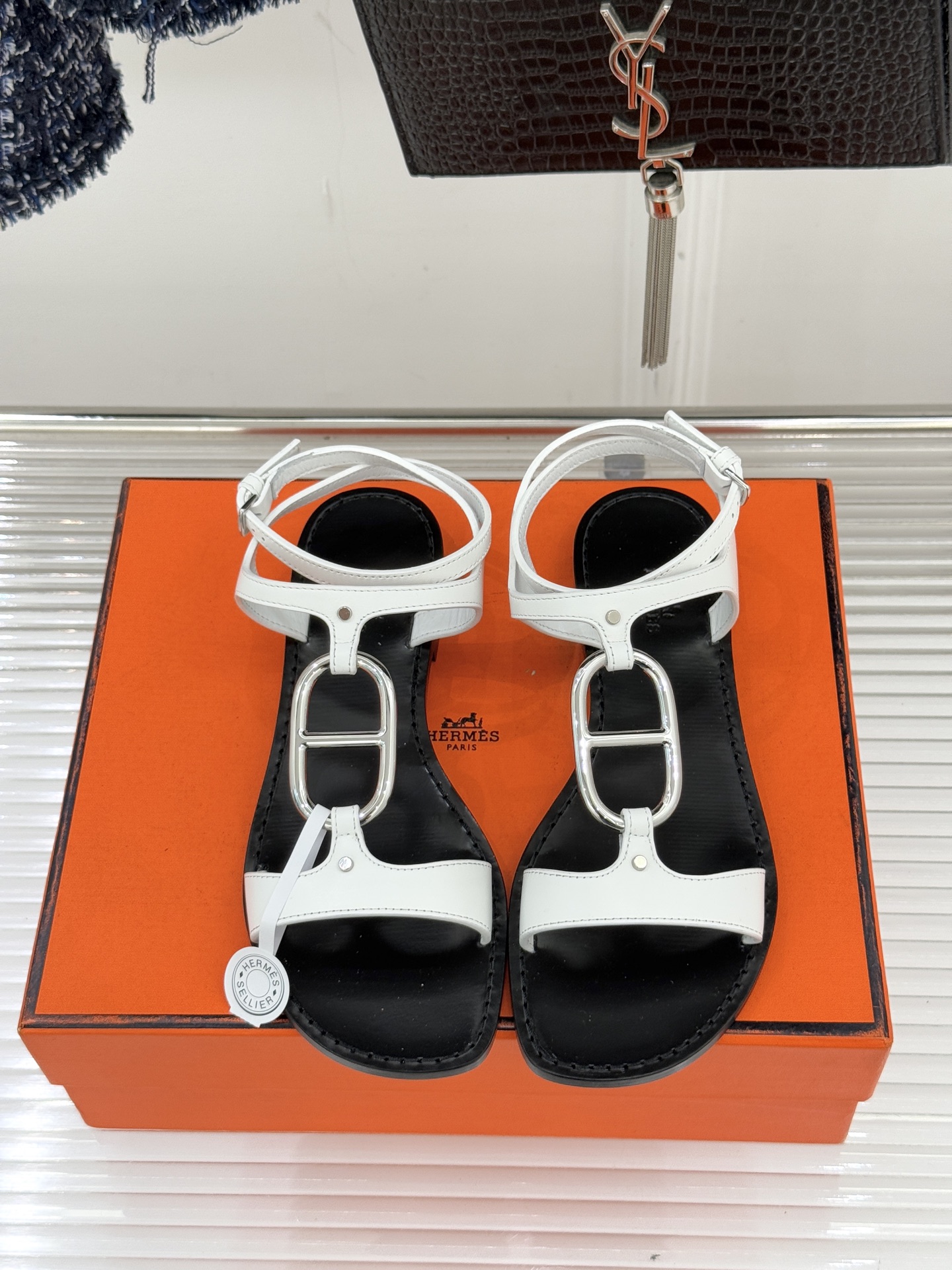 Hermès/爱马仕经典猪鼻子凉鞋标志性的猪鼻子金属扣设计俏皮吸睛在简约中彰显品牌底蕴 高级感满满每一处