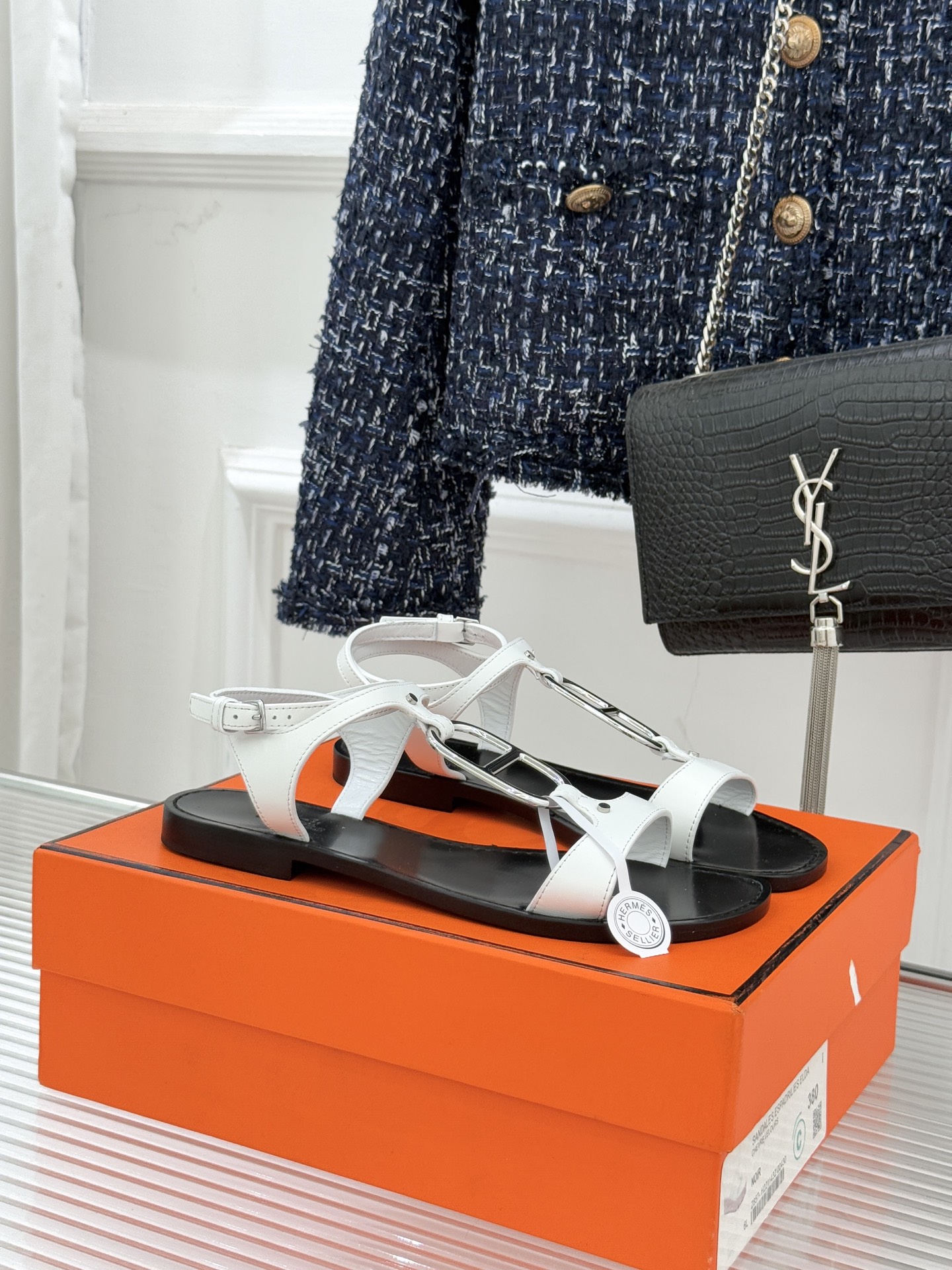 Hermès/爱马仕经典猪鼻子凉鞋标志性的猪鼻子金属扣设计俏皮吸睛在简约中彰显品牌底蕴 高级感满满每一处