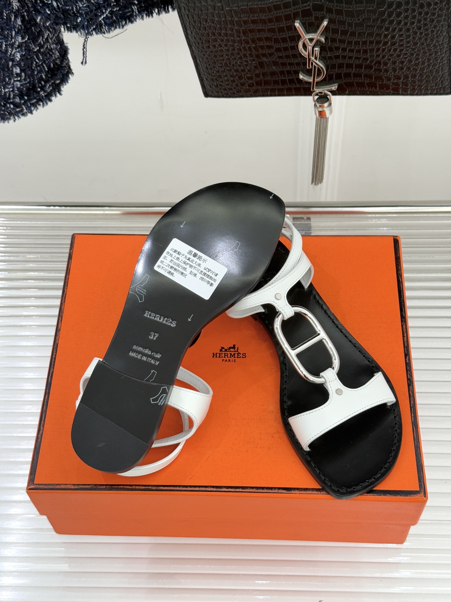 Hermès/爱马仕经典猪鼻子凉鞋标志性的猪鼻子金属扣设计俏皮吸睛在简约中彰显品牌底蕴 高级感满满每一处