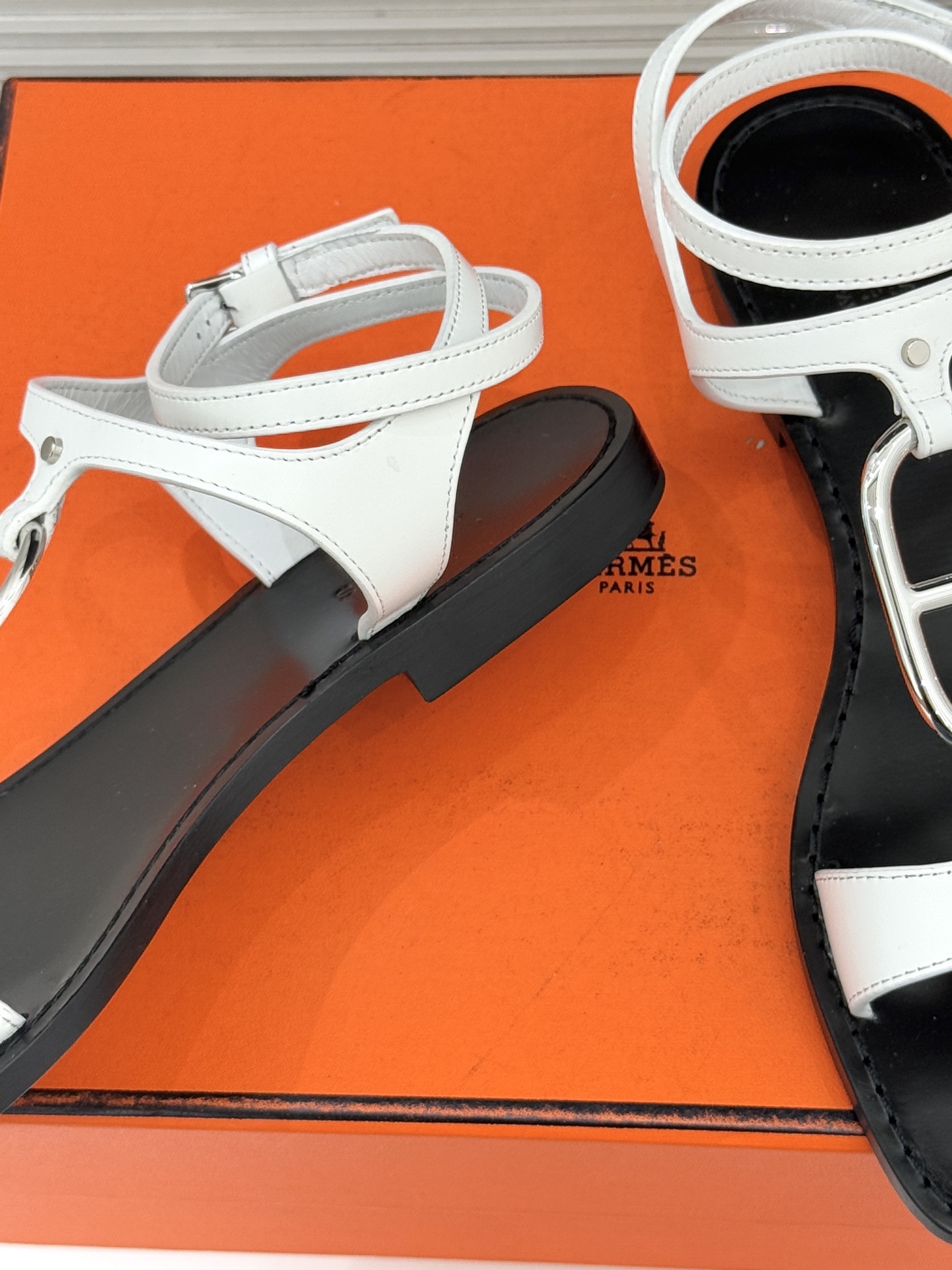 Hermès/爱马仕经典猪鼻子凉鞋标志性的猪鼻子金属扣设计俏皮吸睛在简约中彰显品牌底蕴 高级感满满每一处