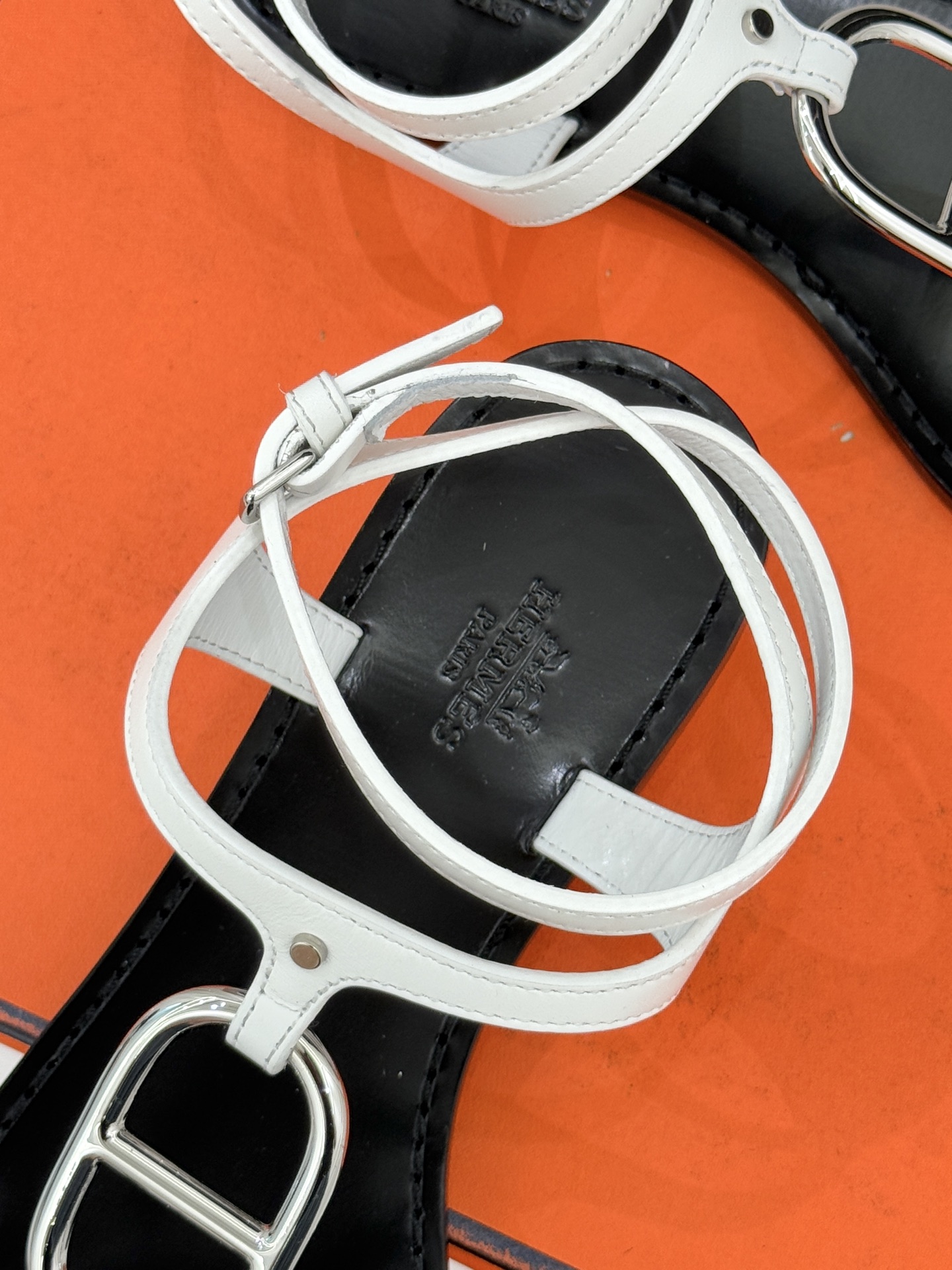 Hermès/爱马仕经典猪鼻子凉鞋标志性的猪鼻子金属扣设计俏皮吸睛在简约中彰显品牌底蕴 高级感满满每一处