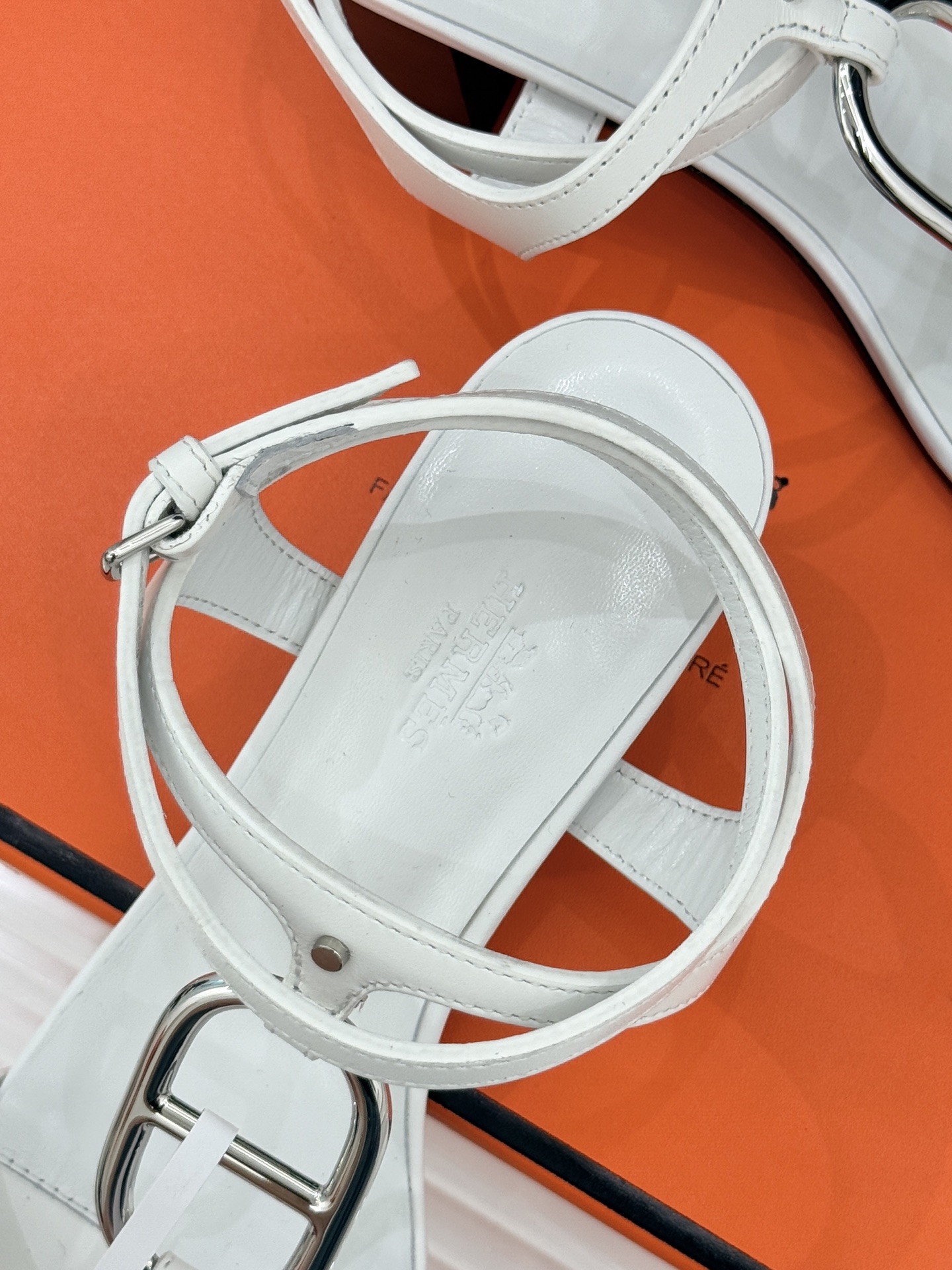 Hermès/爱马仕经典猪鼻子凉鞋标志性的猪鼻子金属扣设计俏皮吸睛在简约中彰显品牌底蕴 高级感满满每一处