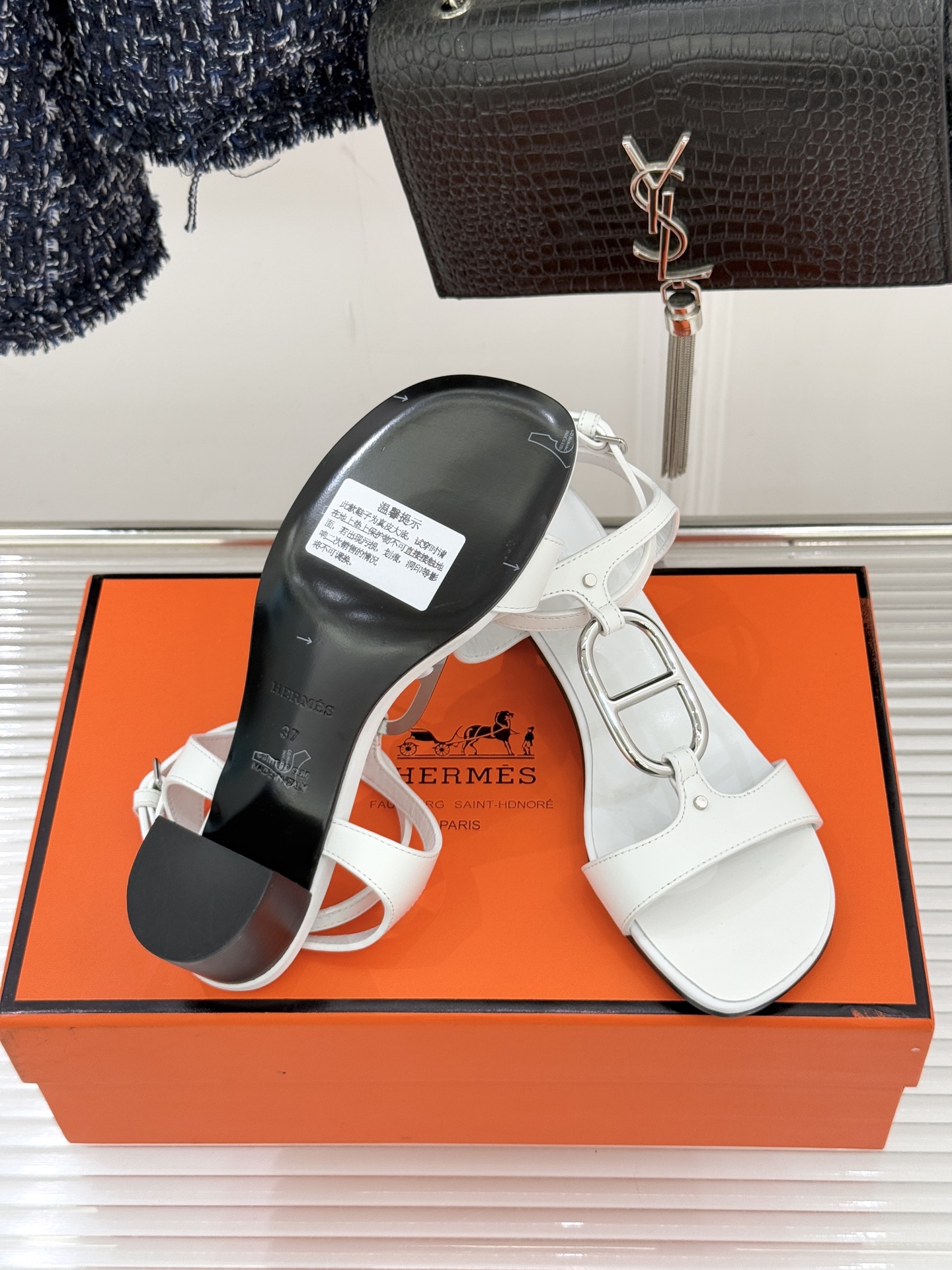 Hermès/爱马仕经典猪鼻子凉鞋标志性的猪鼻子金属扣设计俏皮吸睛在简约中彰显品牌底蕴 高级感满满每一处