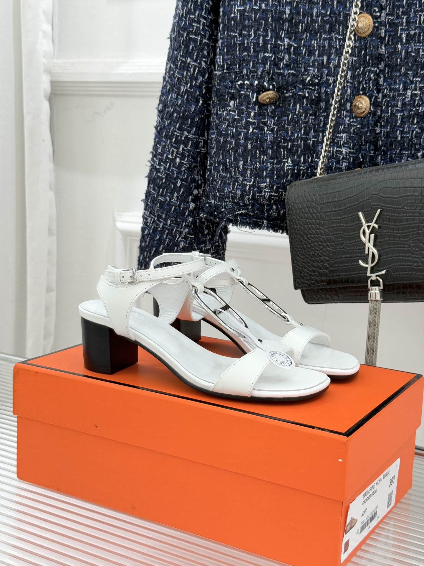 Hermès/爱马仕经典猪鼻子凉鞋标志性的猪鼻子金属扣设计俏皮吸睛在简约中彰显品牌底蕴 高级感满满每一处